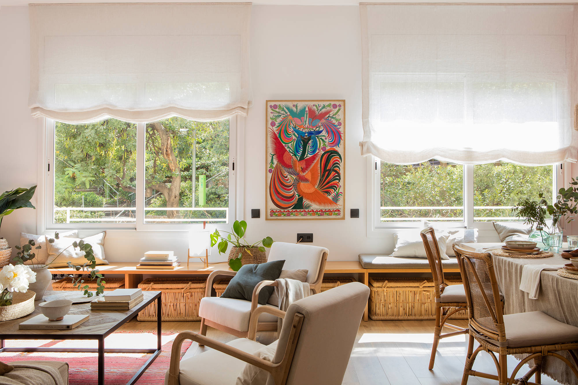Salón comedor de estilo atemporal con ventanales y cuadro de colores. 