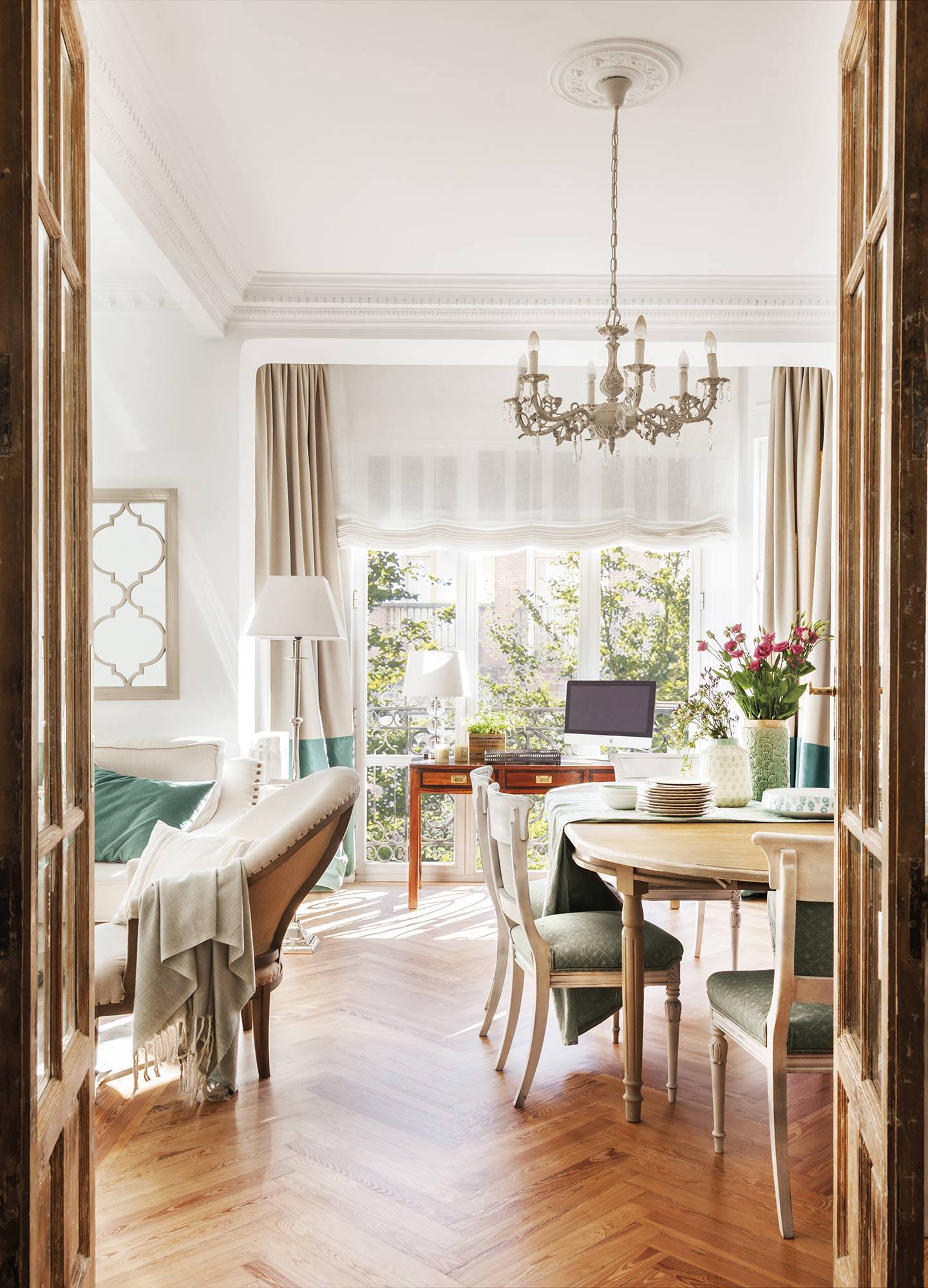 Salón-comedor de estilo clásico con cortinas con faldón turquesa