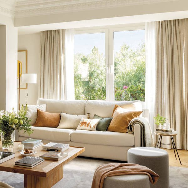 salón con sofá blanco y doble cortina 