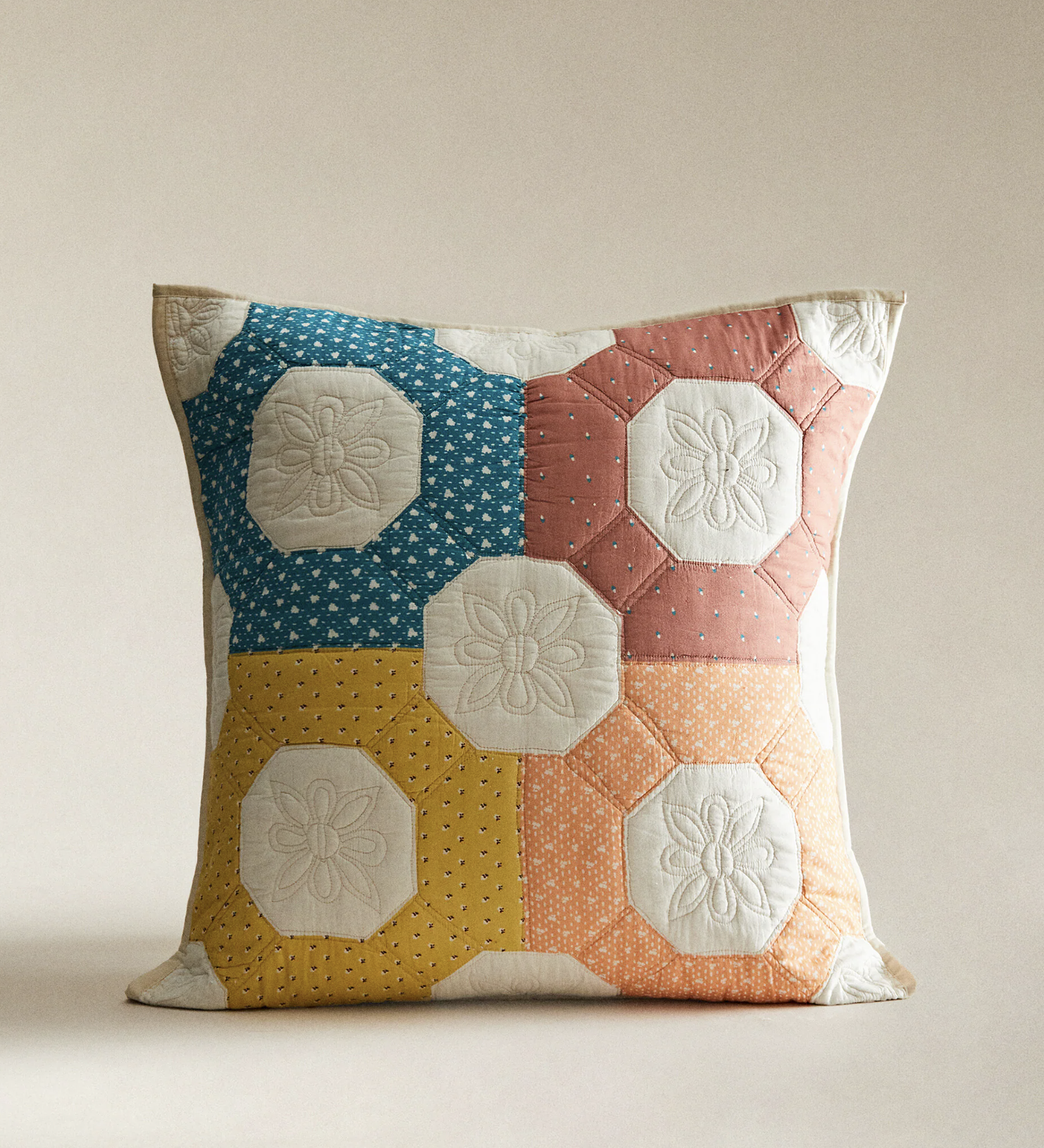 Cojín de patchwork de Zara Home