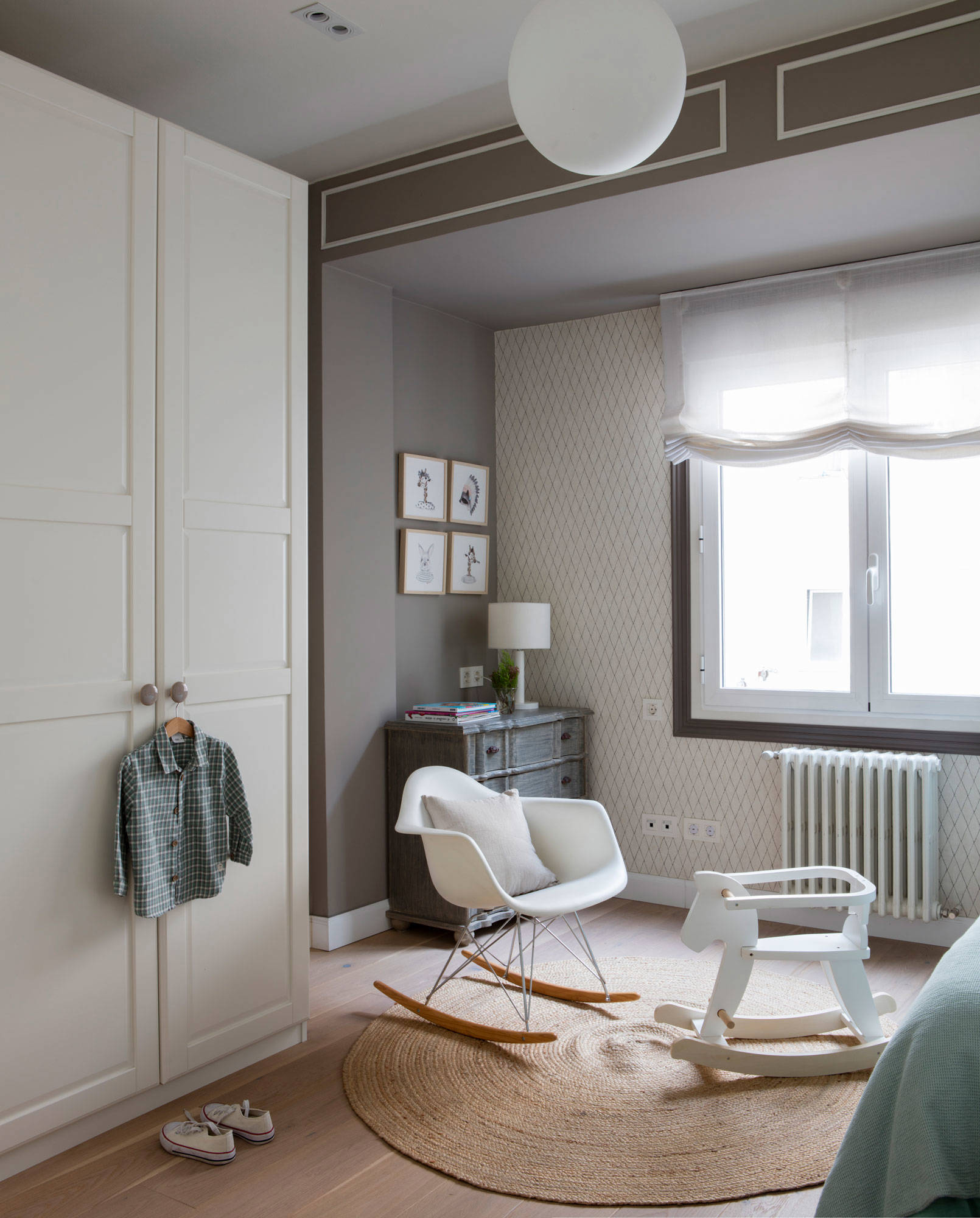 Dormitorio infantil con paredes en gris y papel pintado. 