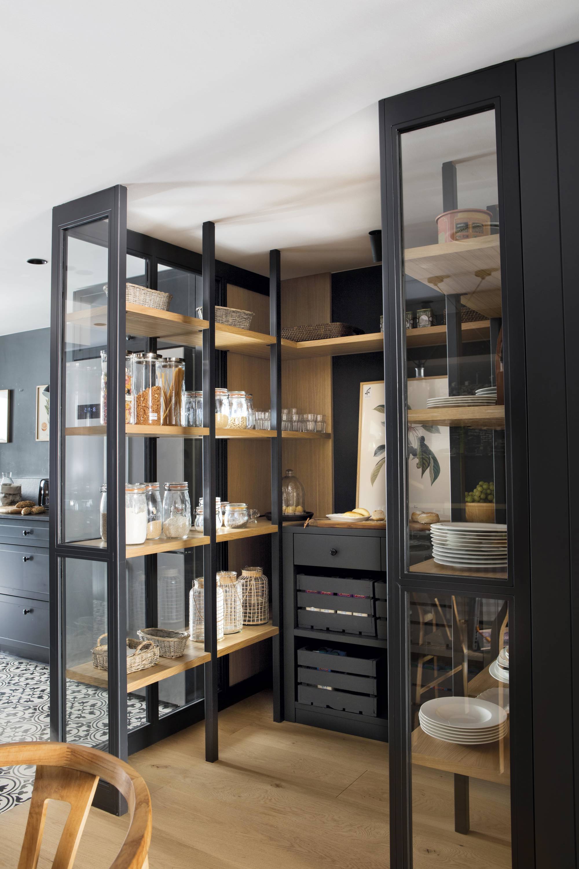 Cocina con despensa mobiliario negro hecho a medida y orden con botes. 