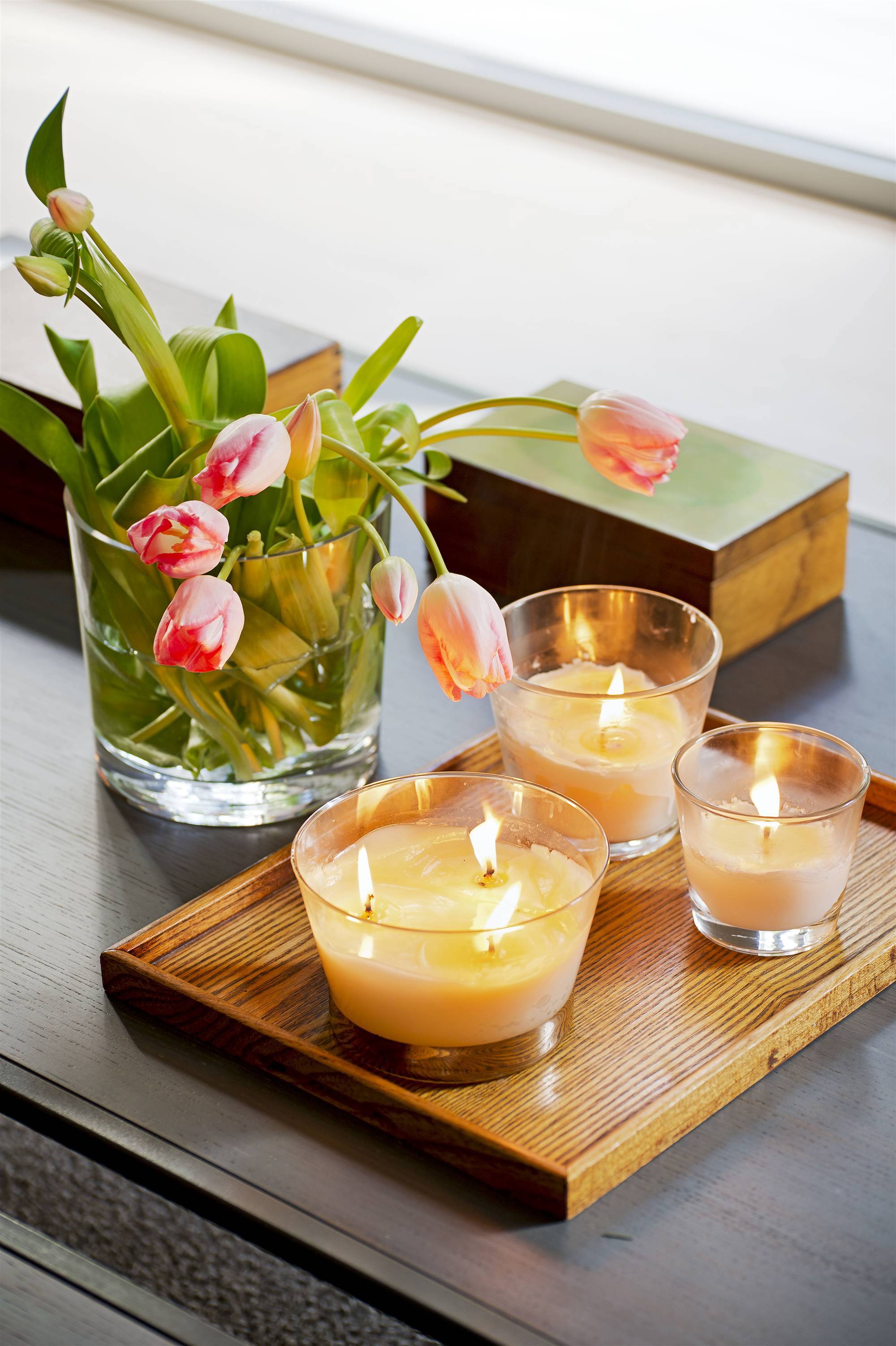 Velas y jarrón con flores. 