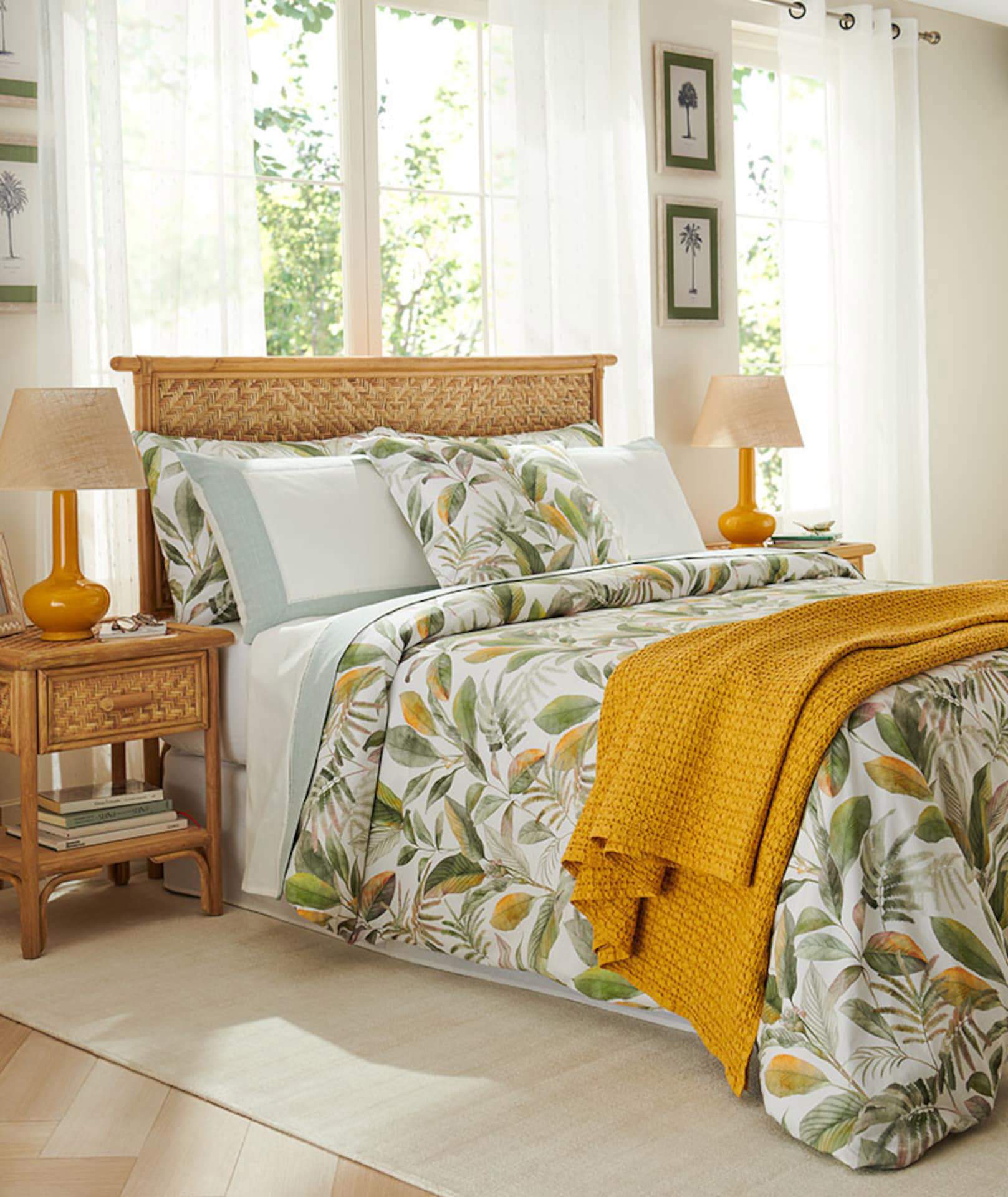 Dormitorio con ropa de cama floral.