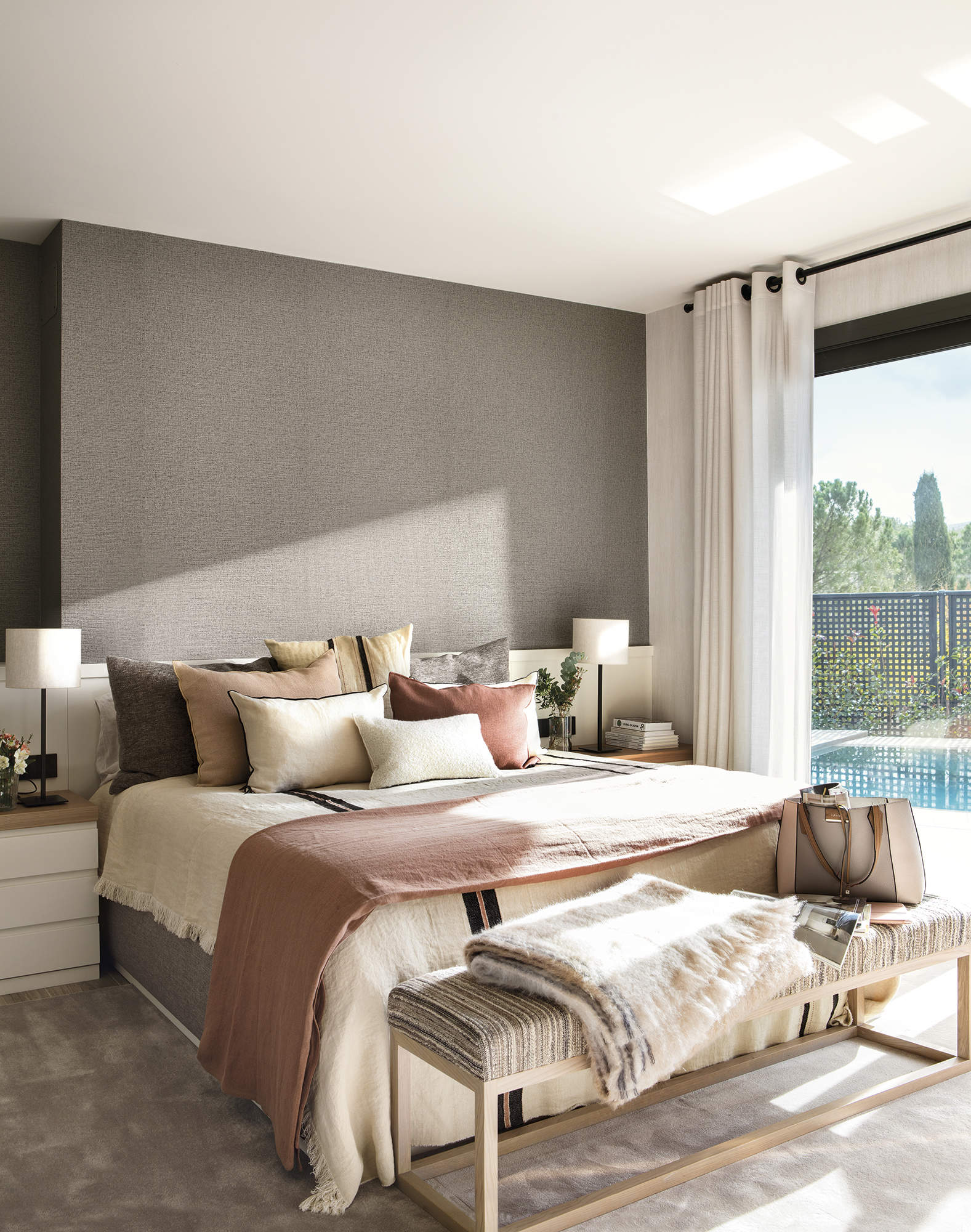 Dormitorio con papel pintado gris, muebles a medida y cortinas blancas por Clara Valls
