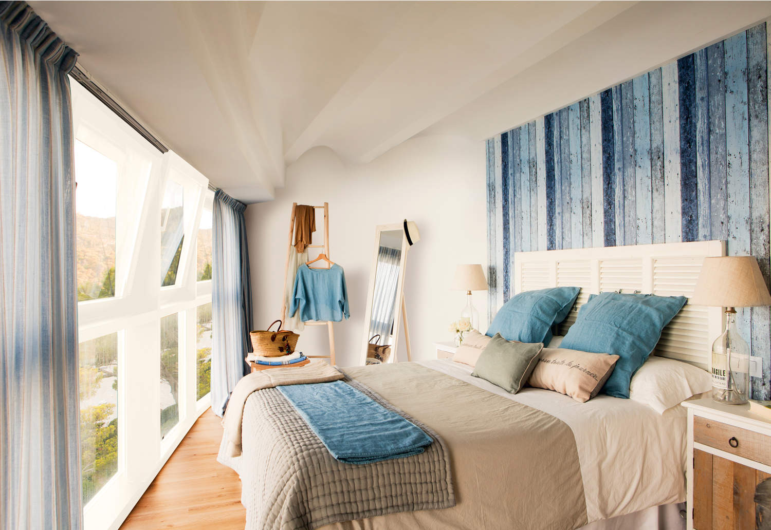 Dormitorio decorado en blanco, beige y azul 00409306 b6ee1512