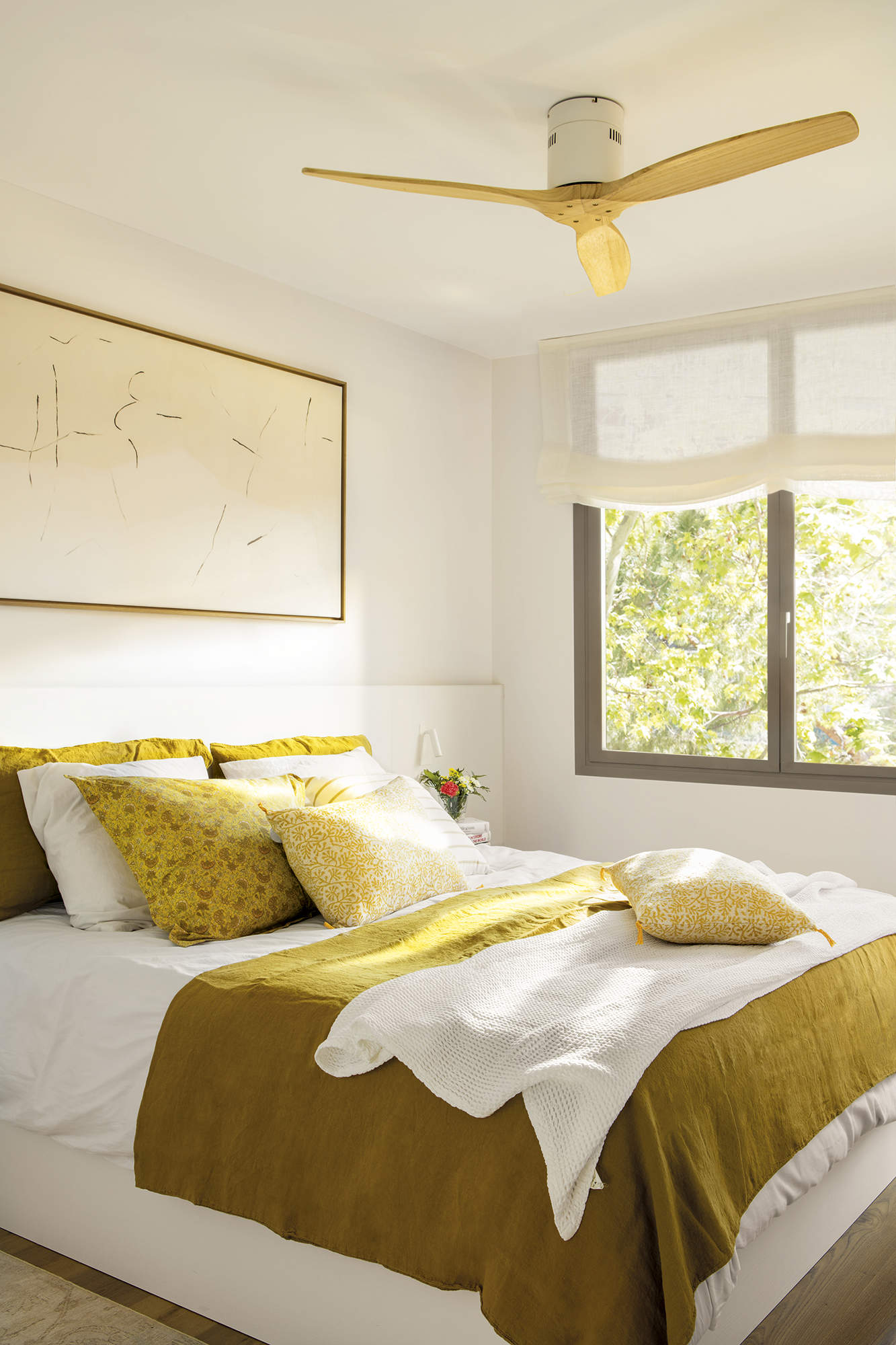 Dormitorio con ropa de cama verde y ventilador de techo.