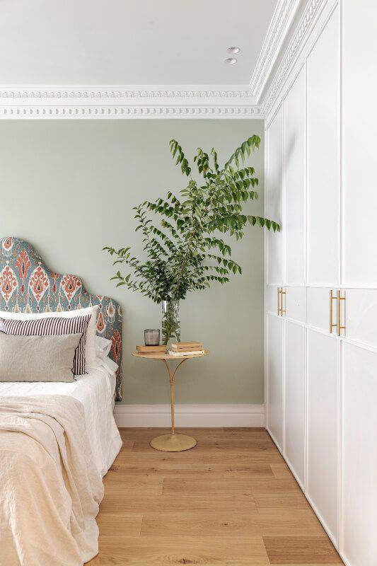 Dormitorio con cabecero y ramas verdes de Galán Sobrini Arquitectos.