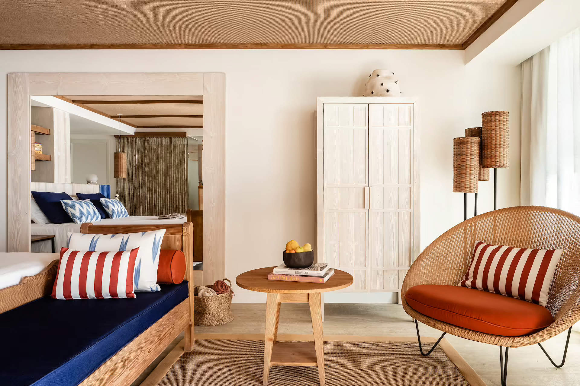 Muebles de madera con tapicerías en rojo, azul y blanco