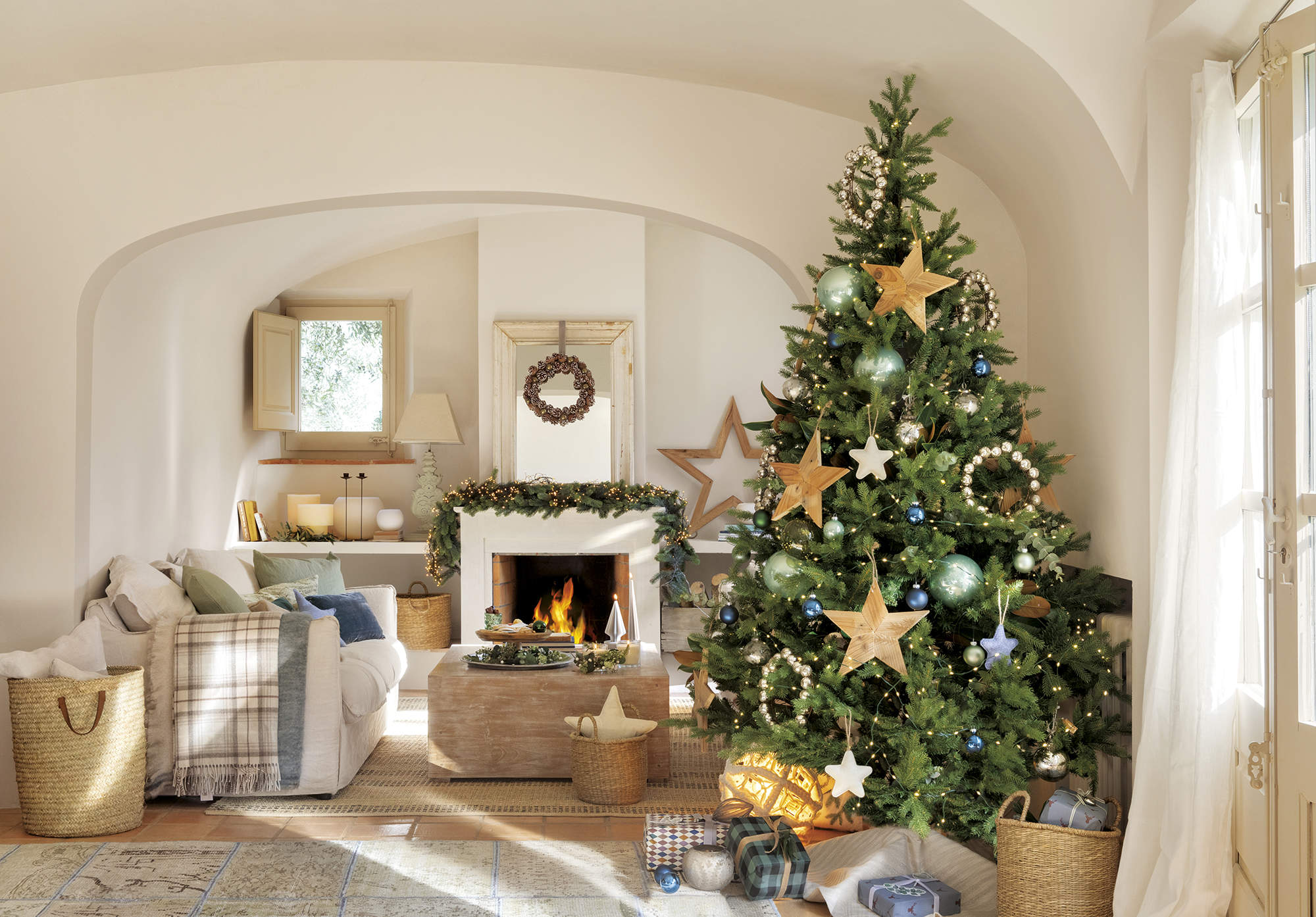Salón con árbol de Navidad, chimenea y regalos