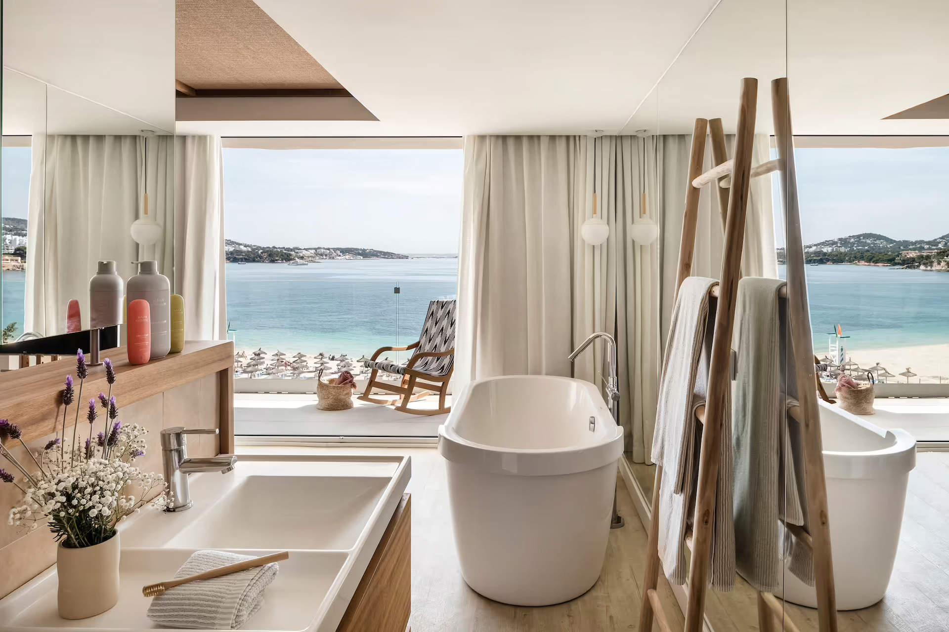 Baño en suite con vistas al mar