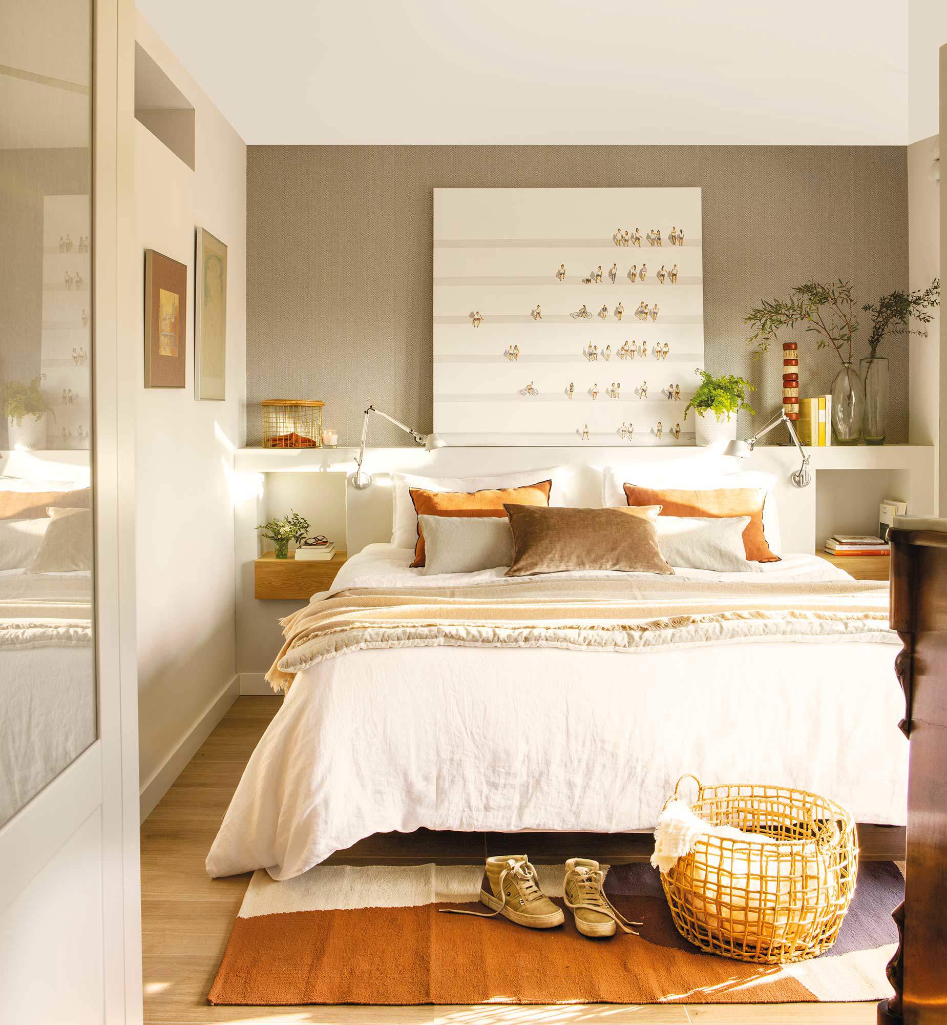  Dormitorio de matrimonio moderno con cabecero de obra y papel pintado en espiga.