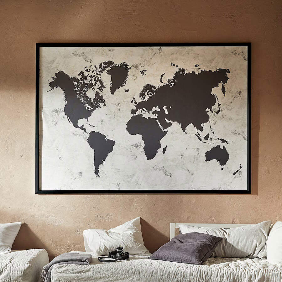 bjorksta cuadro con marco mapamundi blanco y negro de IKEA