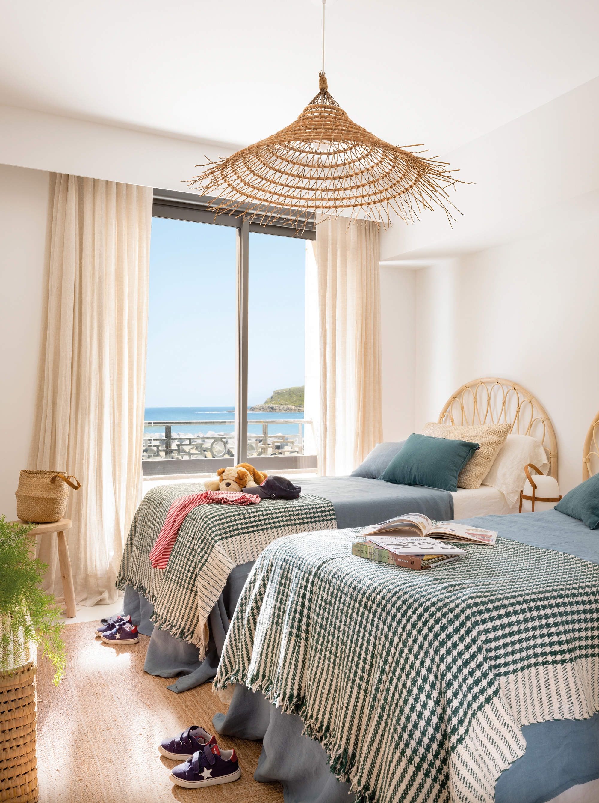 Dormitorio decorado en tonos neutros y azules con muebles y complementos de fibra.