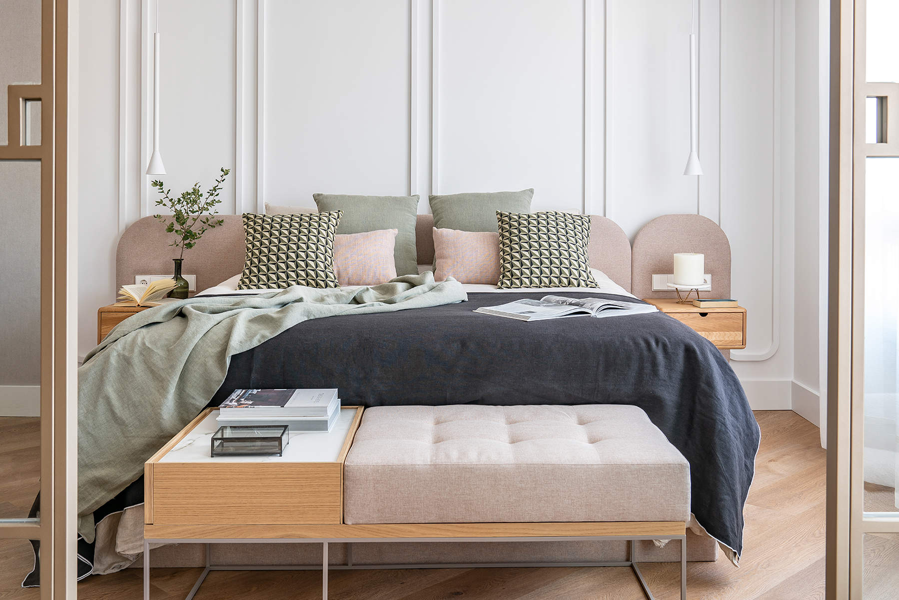 Dormitorio con cabecero tapizado y molduras en paredes, proyecto Aliaga de RQH Studio.
