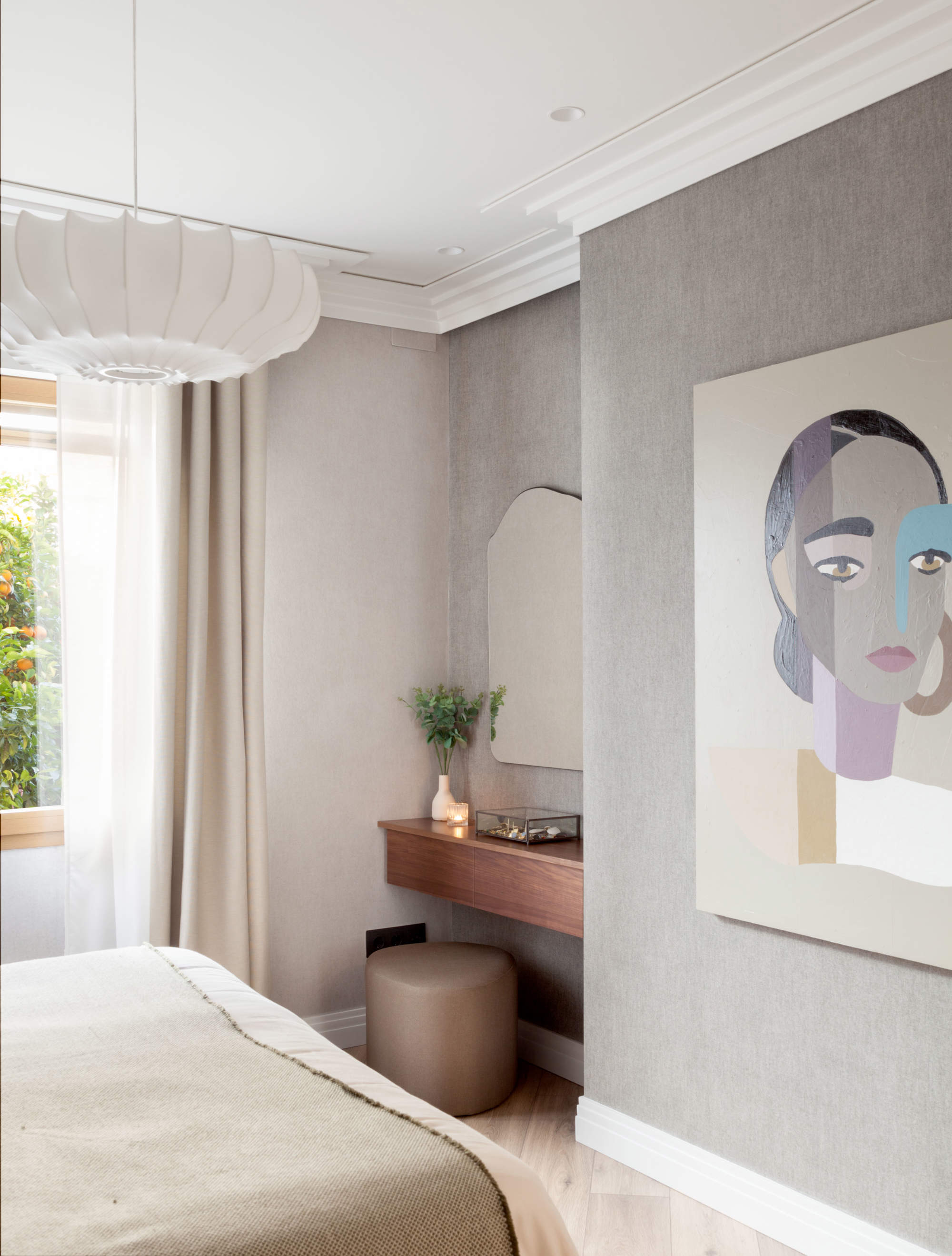 Dormitorio con tocador volado y cuadro en pared a los pies de la cama, proyecto de Rober Quiñones-Her.