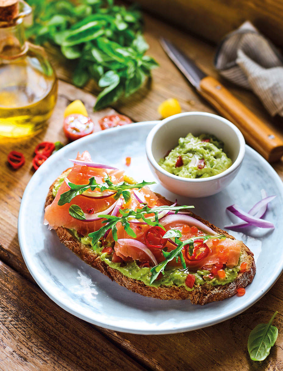 Desayuno saludable: tostada de salmón y aguacate.