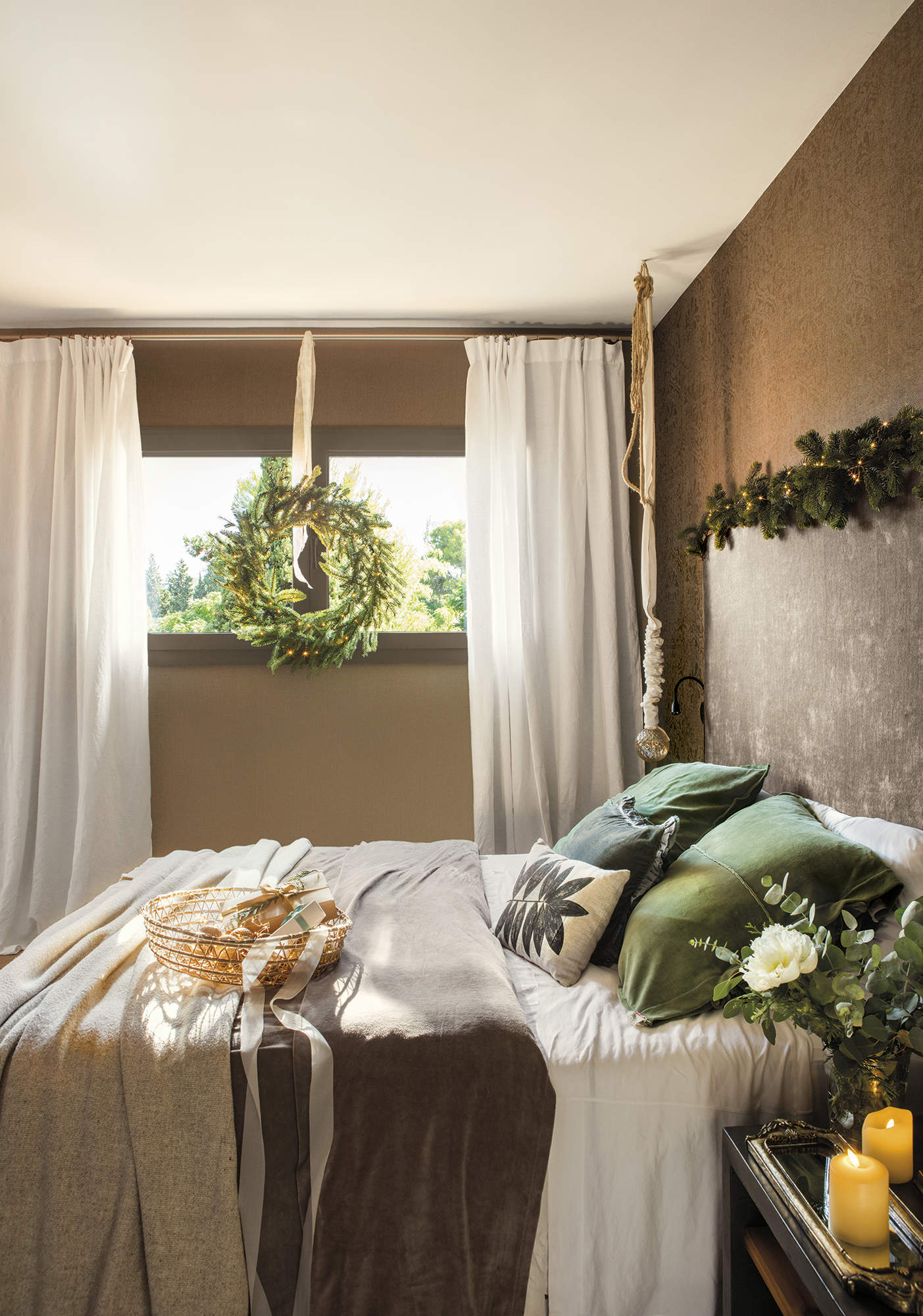 Dormitorio con ropa de cama cortinas y decoracion de navidad