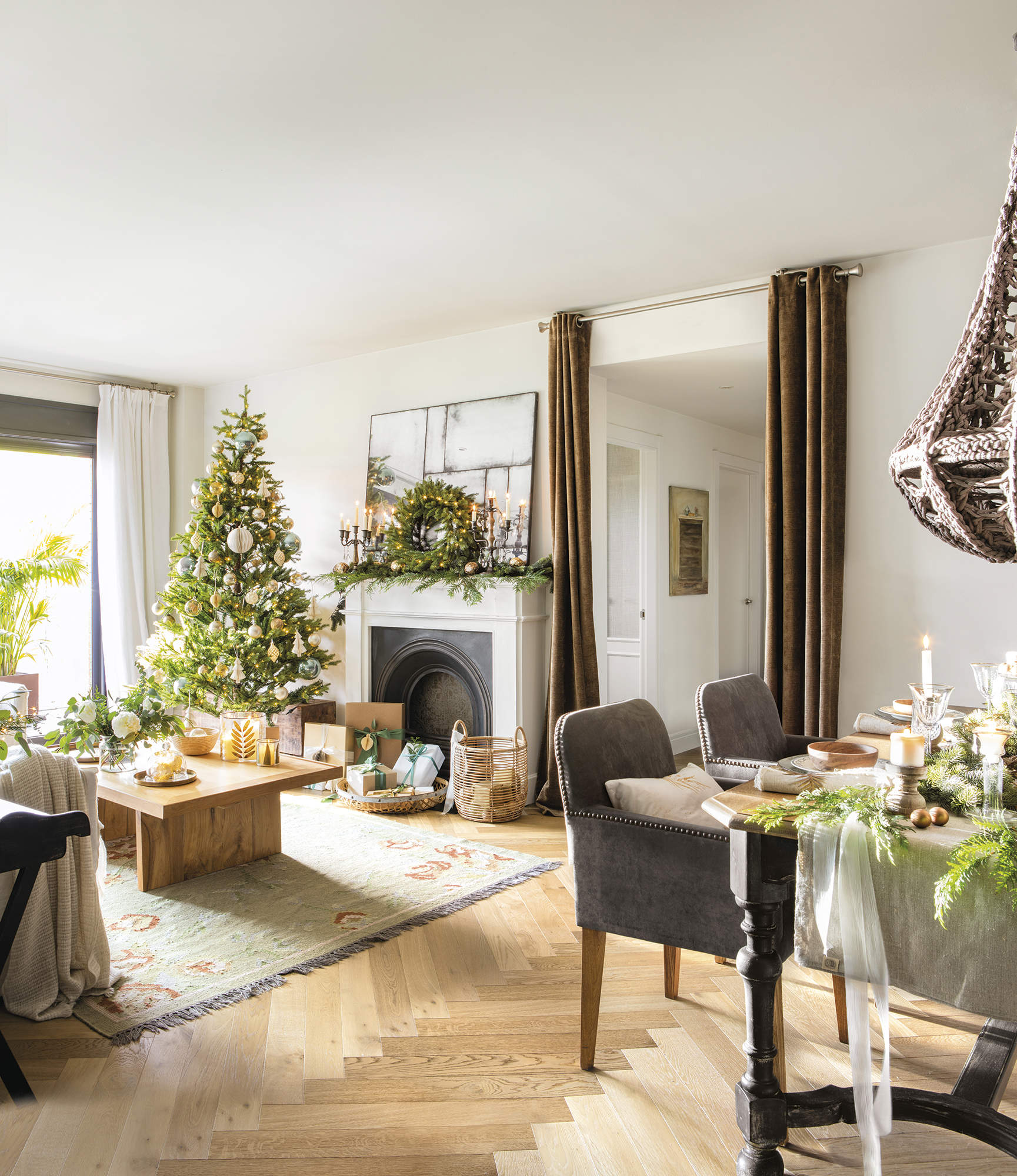 Salón con decoración de Navidad y árbol de Navidad