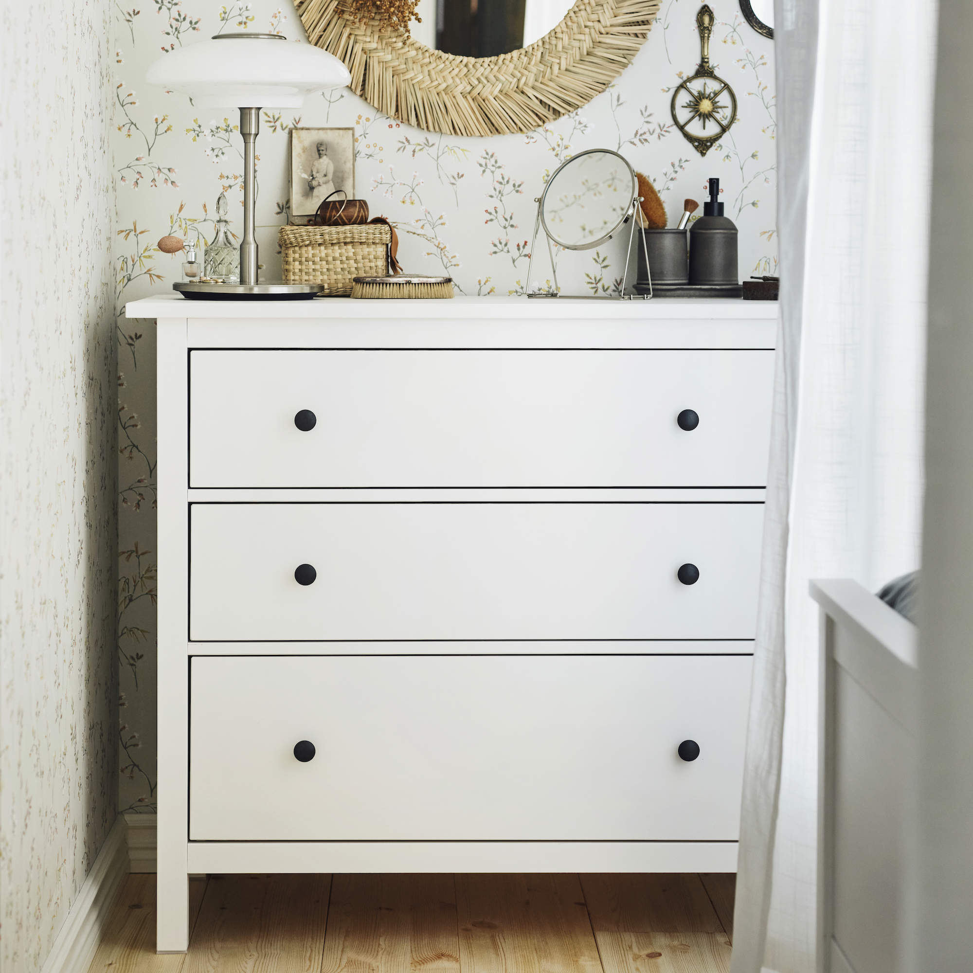 cómoda HEMNES de IKEA.