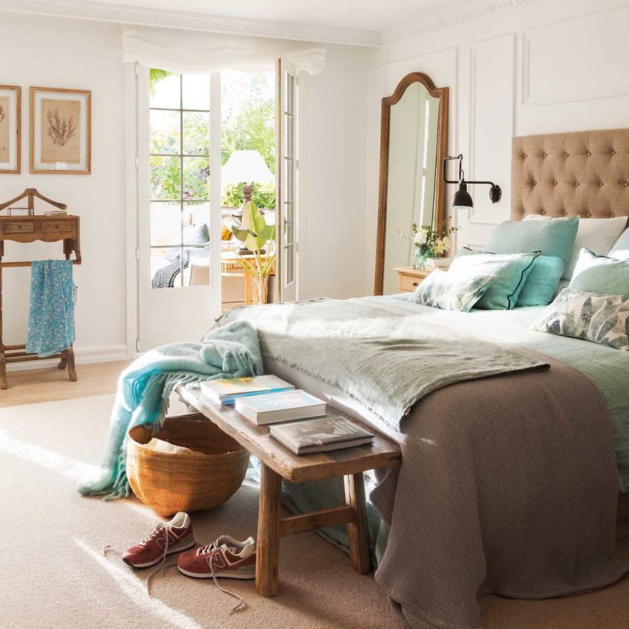 Dormitorio decorado en tonos neutros y pineceladas azules