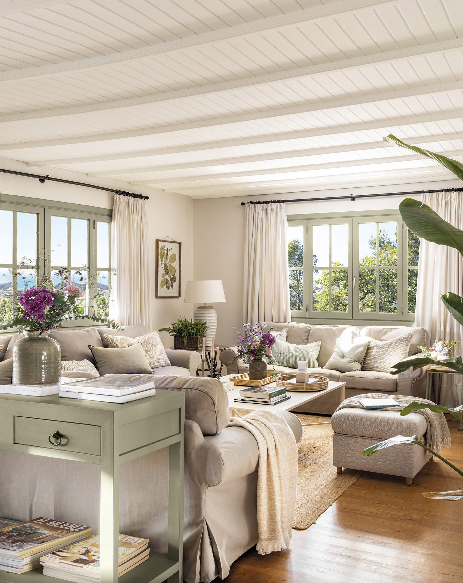 Salón de verano con sofás blancos y carpontería verde. 