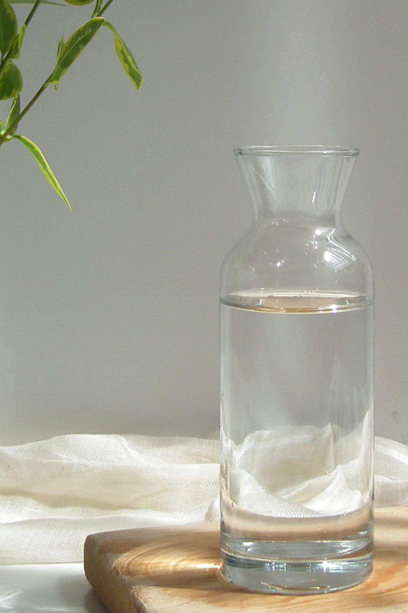 Jarra de agua en recipiente de cristal.