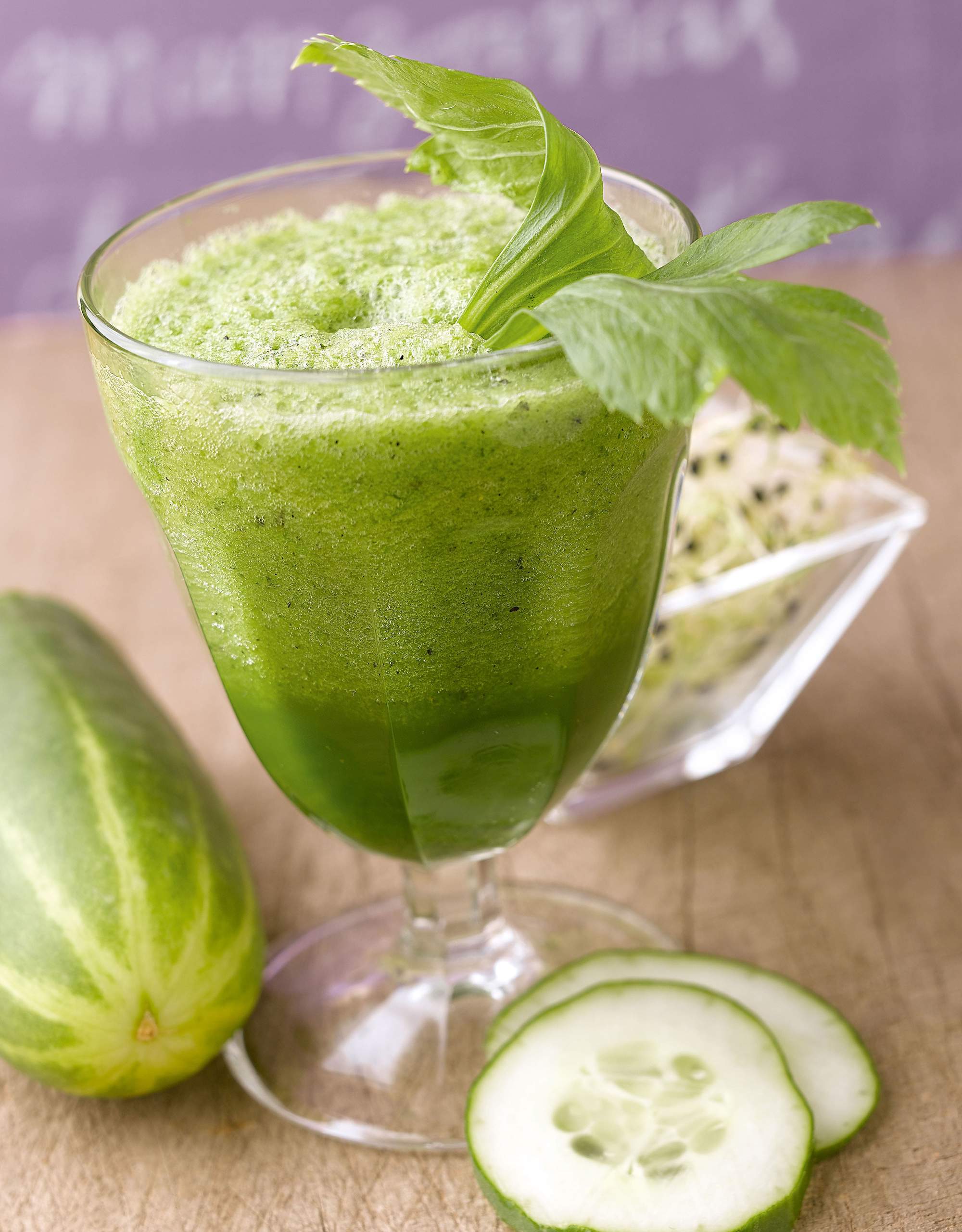 Receta de batido detox: zumo verde de pepino y verduras.