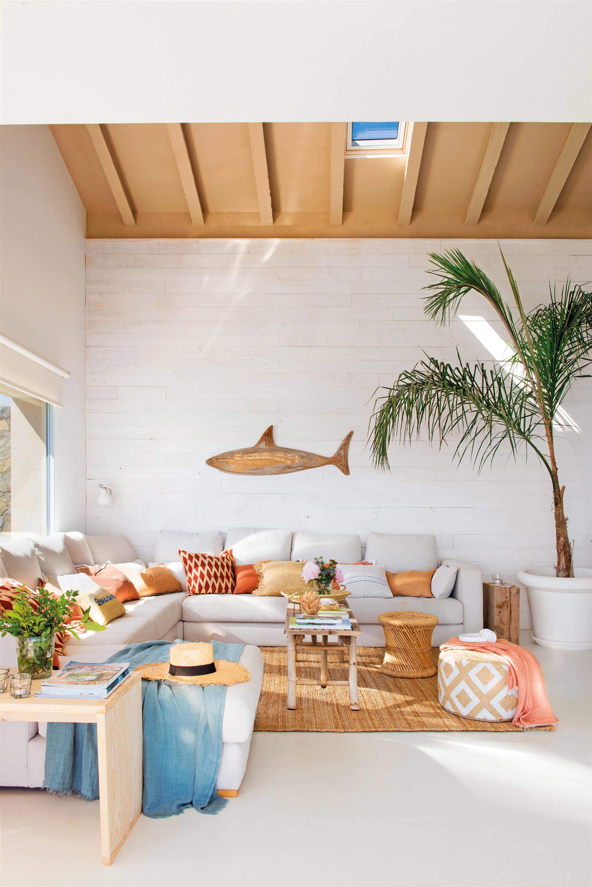 Decoración de verano salón de verano con techo de madera y claraboya.