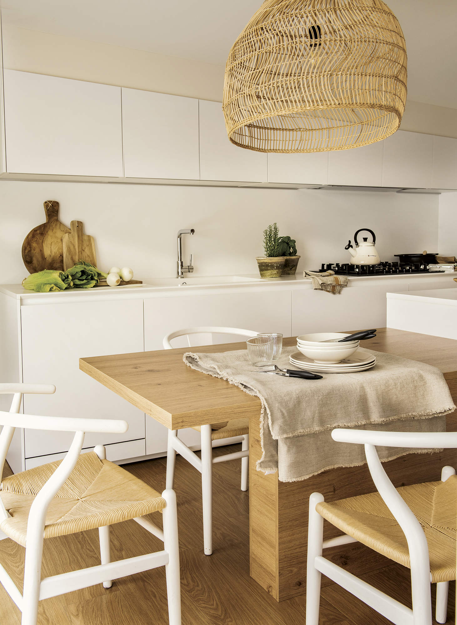 Cocina blanca, office, Silas de madera blanca, mantel, mesa de madera.