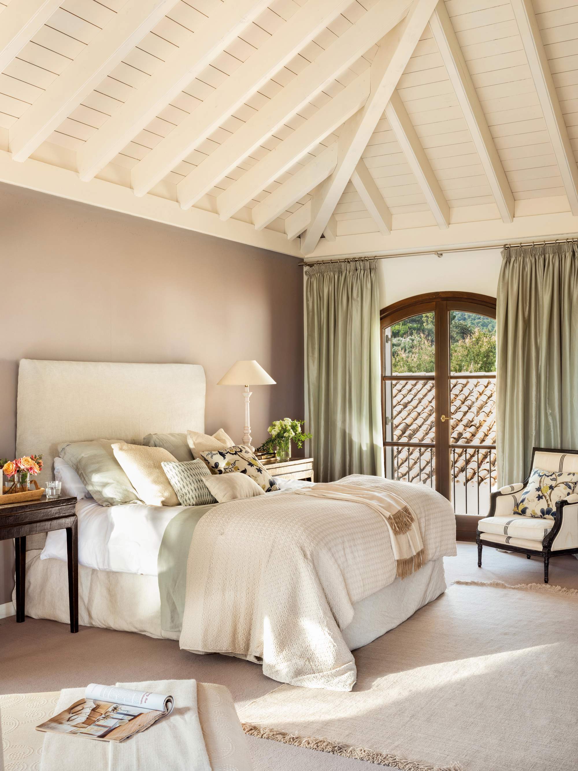 Dormitorio en blanco, gris y verde agua con techo de vigas.
