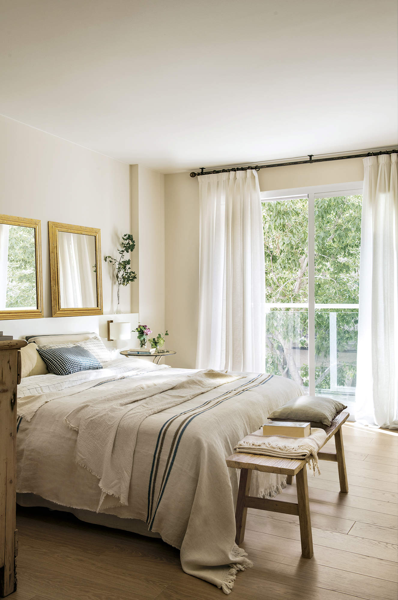Dormitorio principal, suelo parquet, cortinas blancas, espejos, cabecero de obra, ropa de cama beige