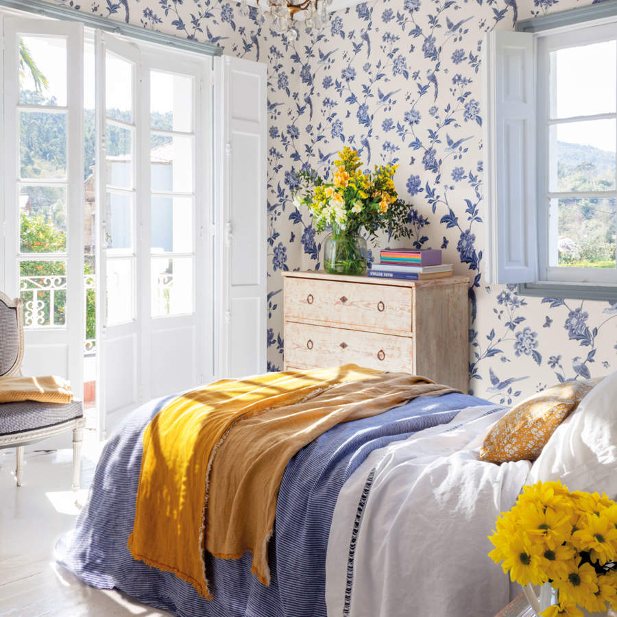 Dormitorio con papel pintado en paredes y techos azul 00457379