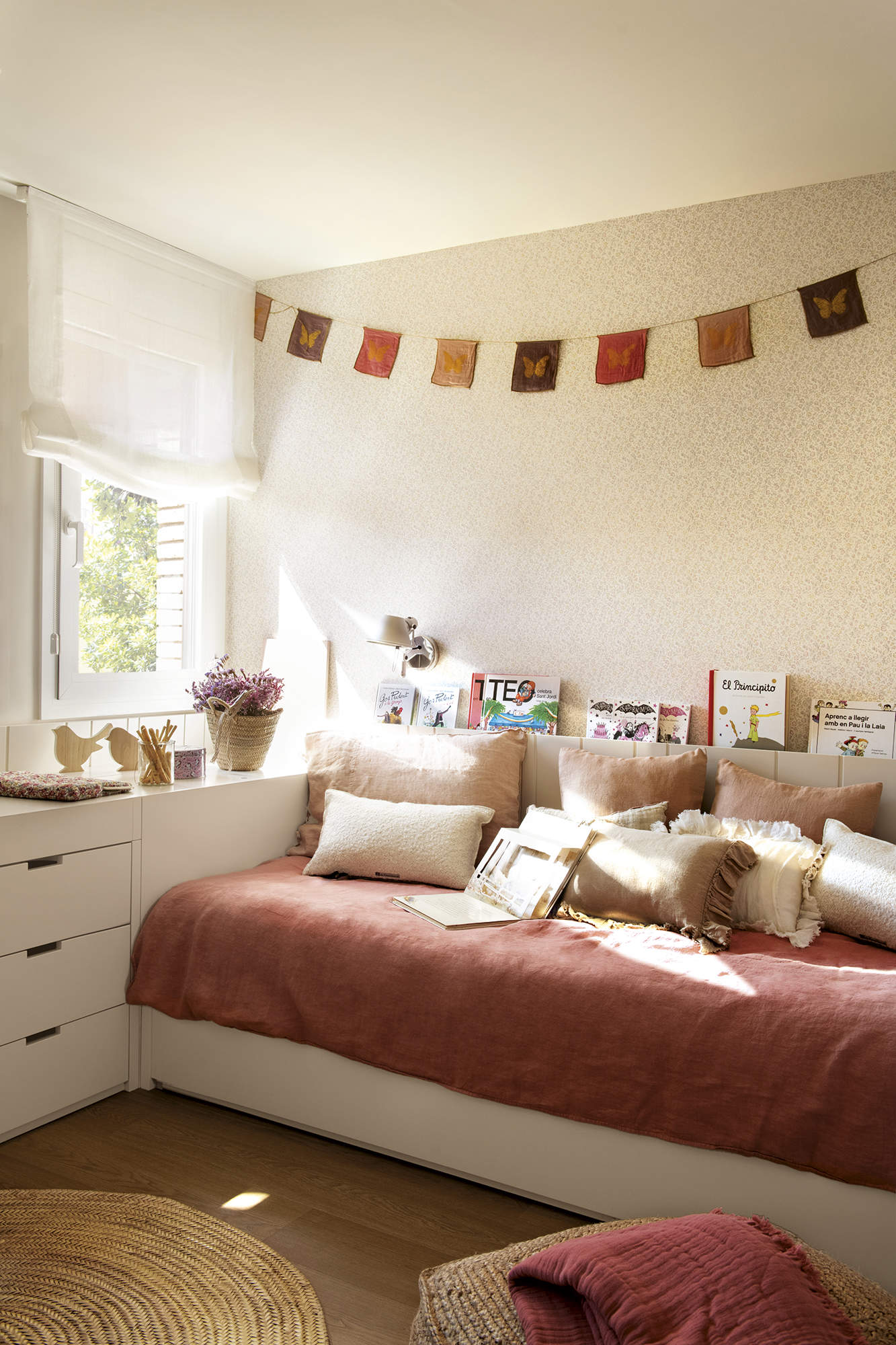 Dormitorio infantil, dormitorio juvenil, colcha morada, suelo de madera, empapelado, mueble a medida, estor, alfombra de yute.