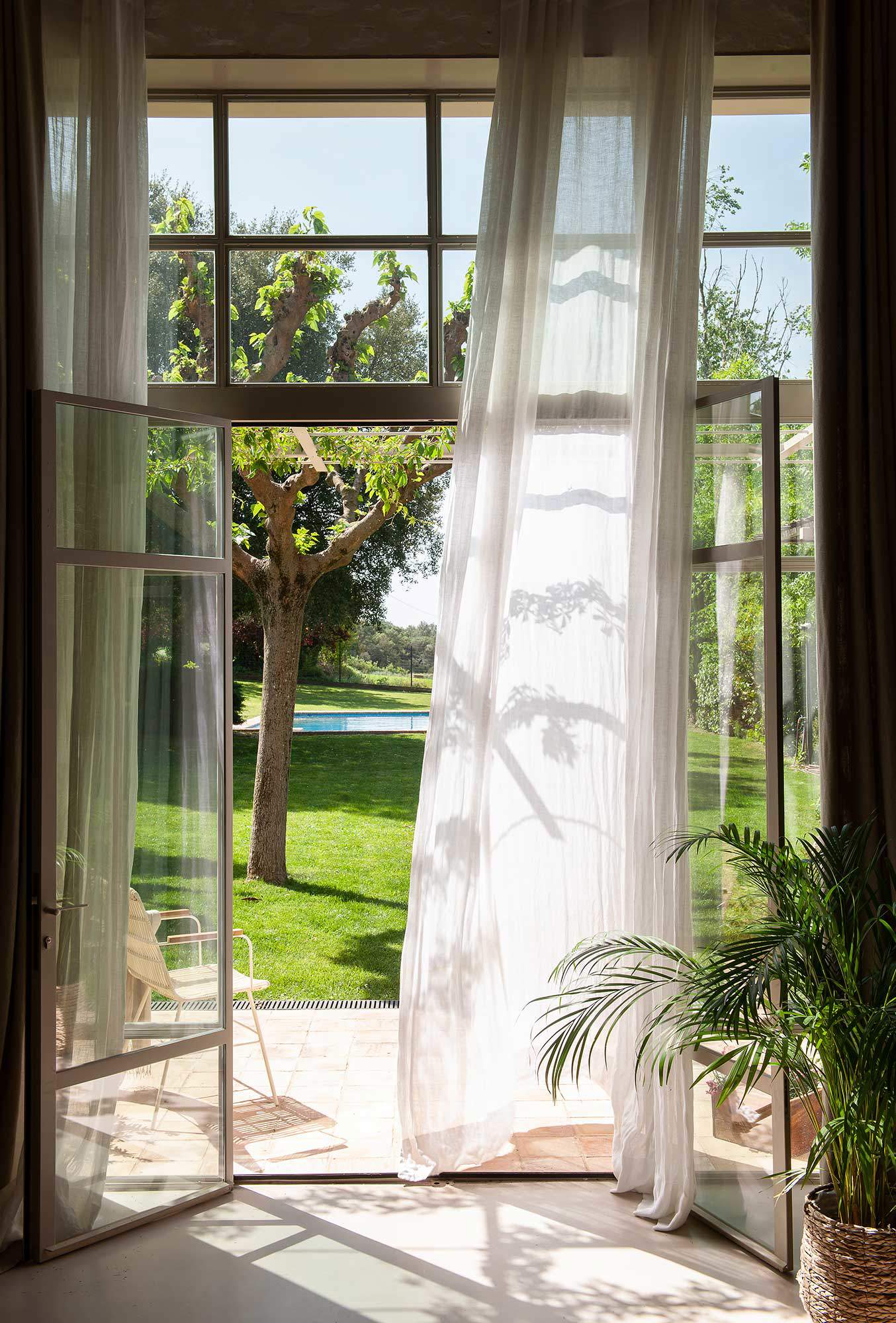 Ventana con cortinas ligeras. 