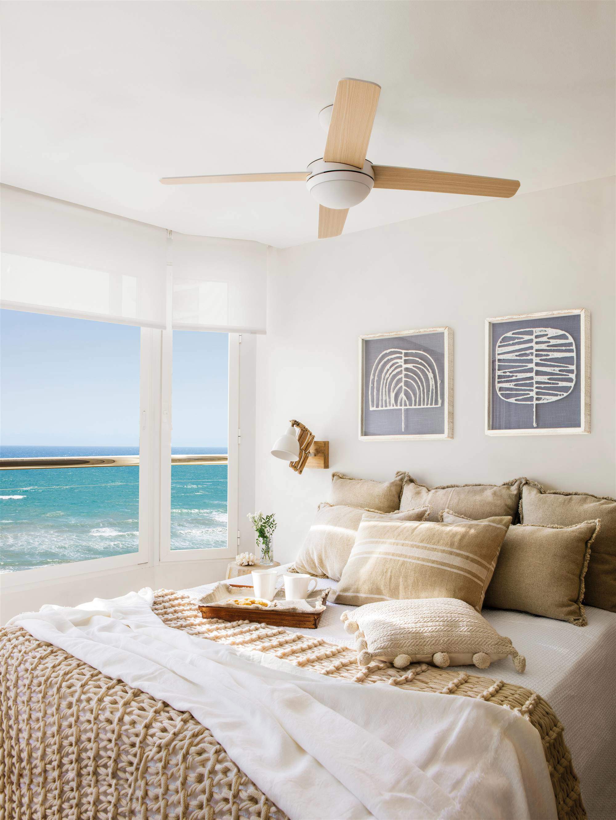 Dormitorio de verano con ventilador de techo. 