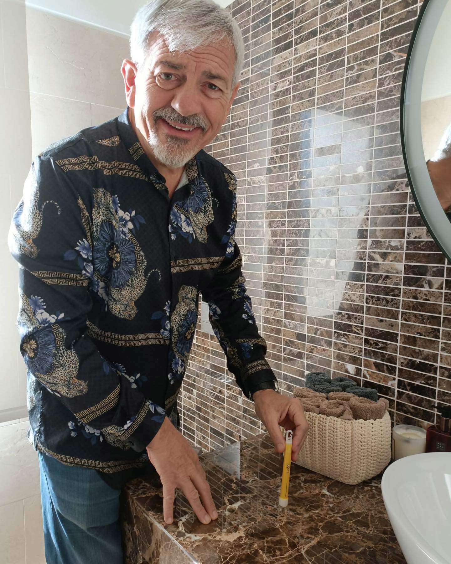 Carlos Sobera en el baño de su casa. 