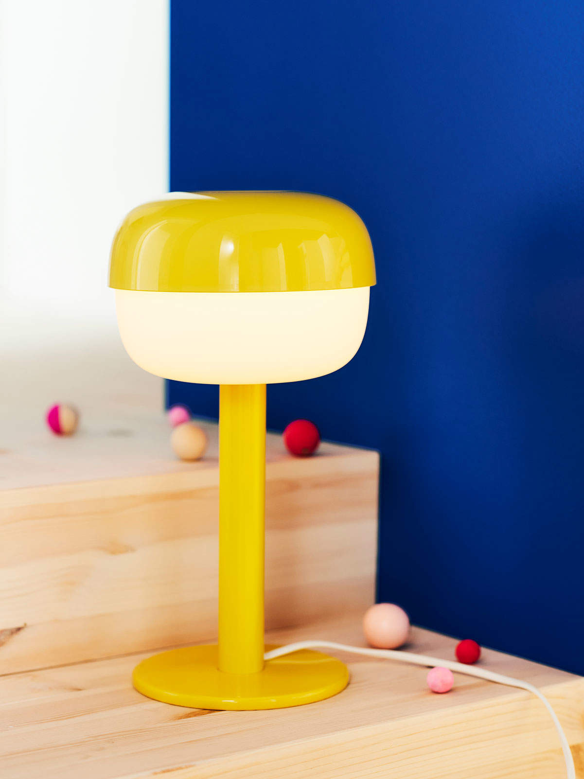 Lámpara de mesa BLA°SVERK de IKEA.