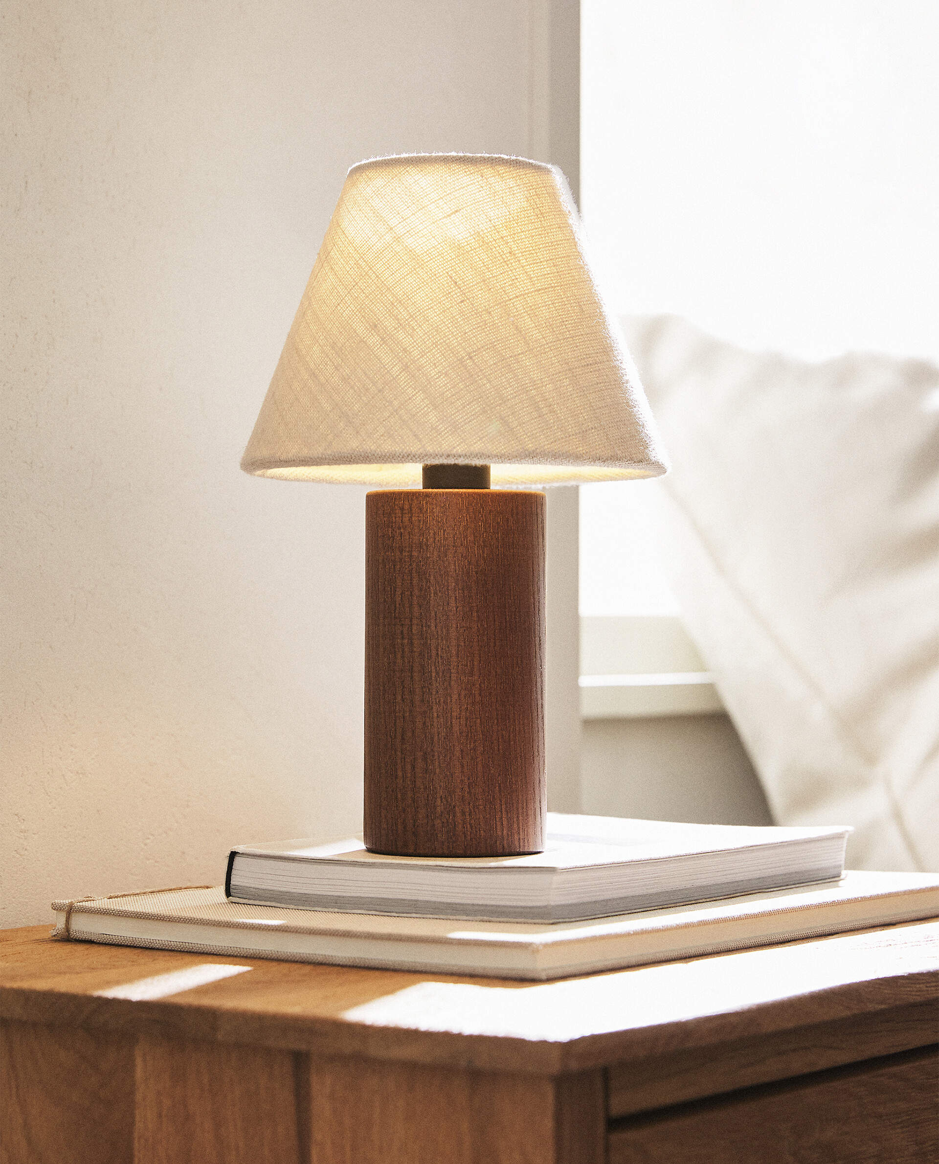 Lámpara de mesa con base de madera y pantalla de lino