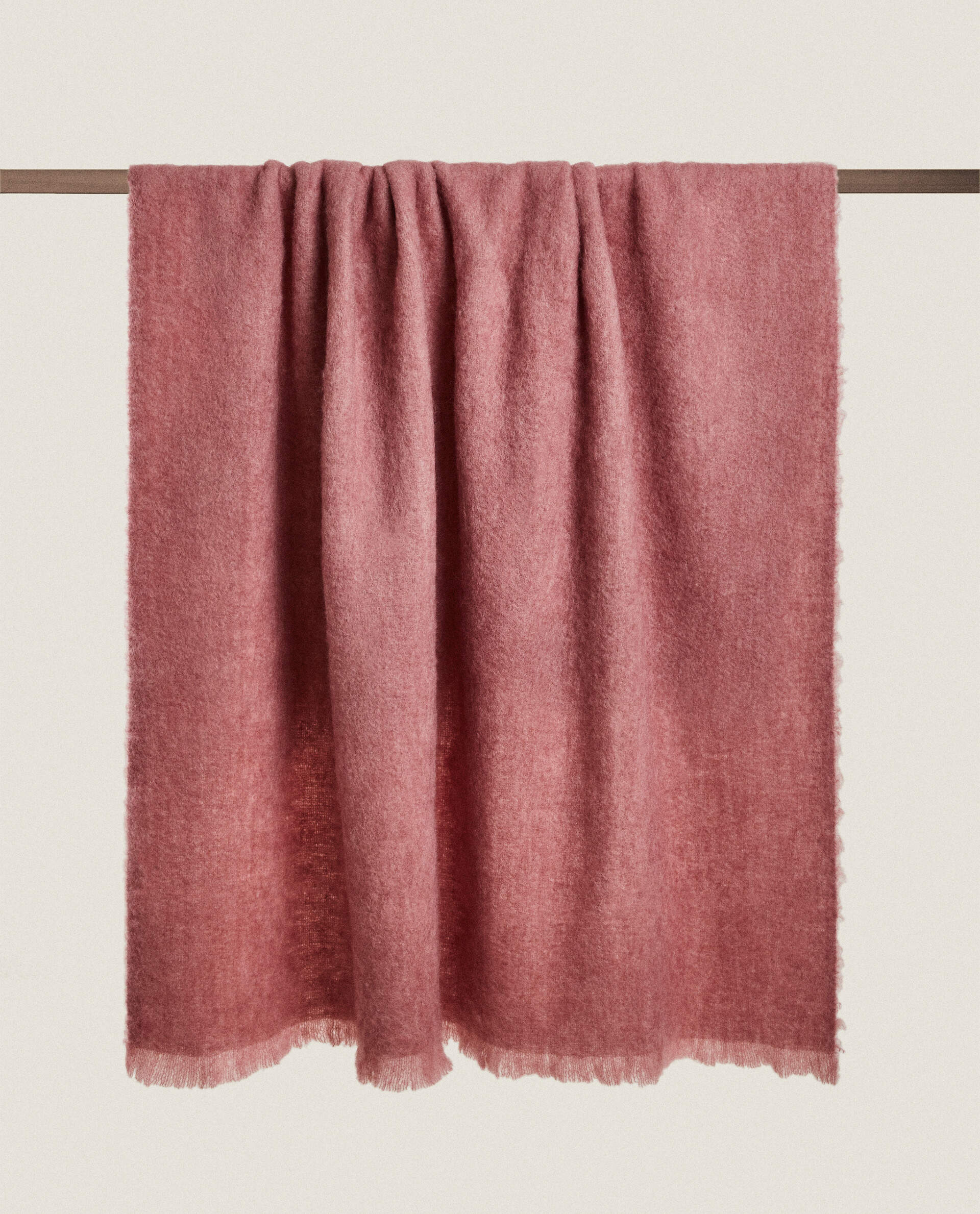 Manta de lana cardada en color rosa