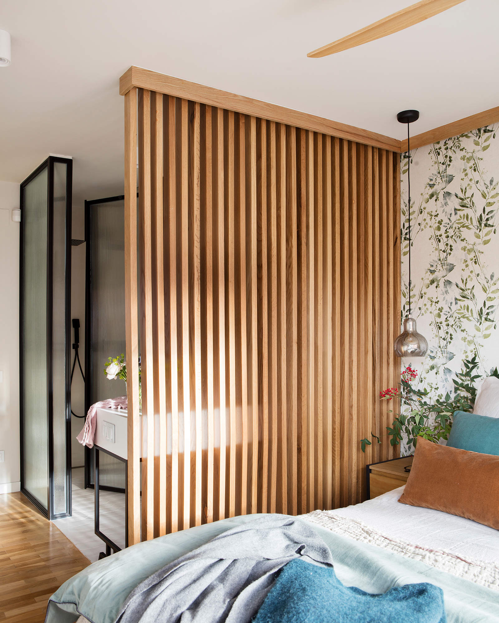 Panel de listones de madera en el dormitorio.