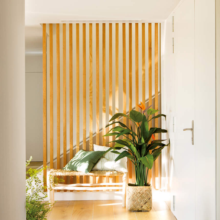 Paneles decorativos de madera con listones, la tendencia que actualiza tu casa con elegancia.