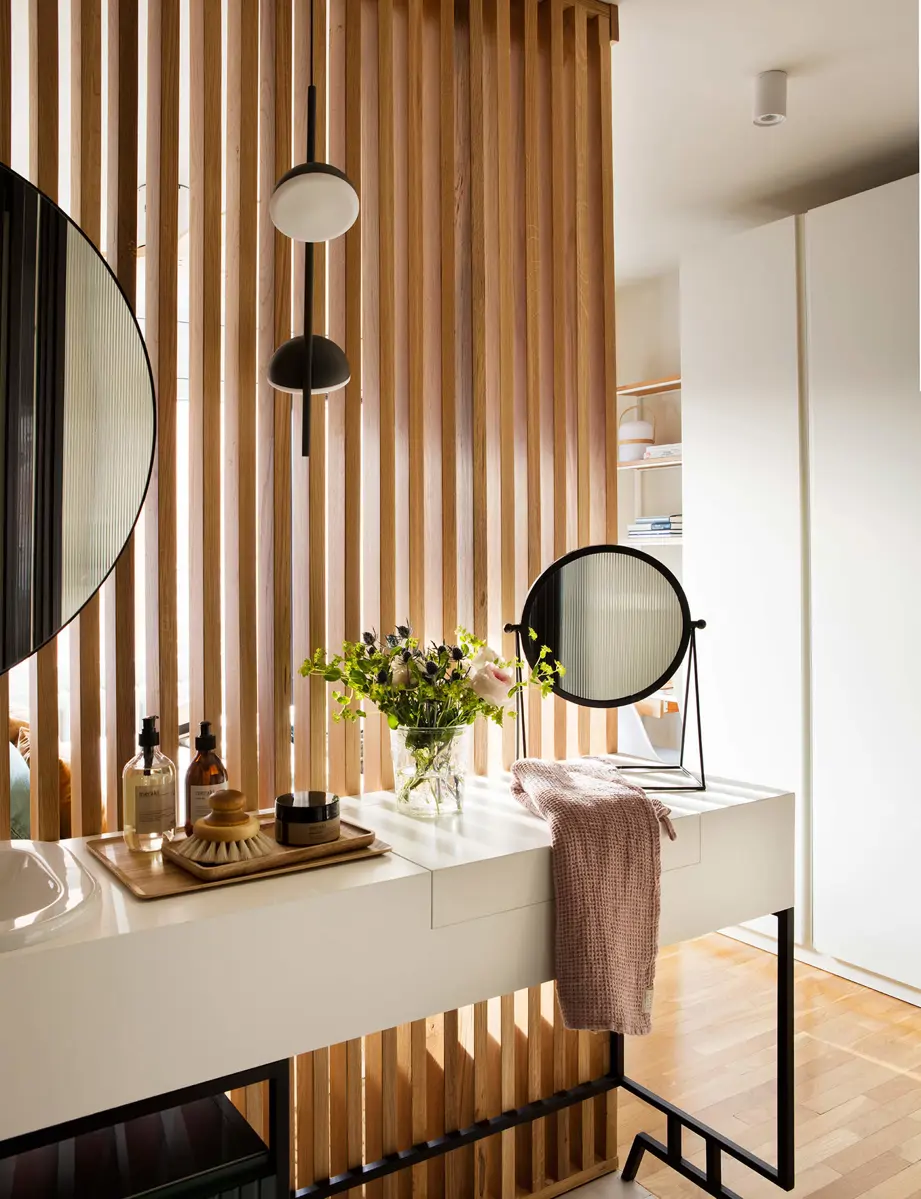 Los paneles decorativos de madera con listones son tendencia