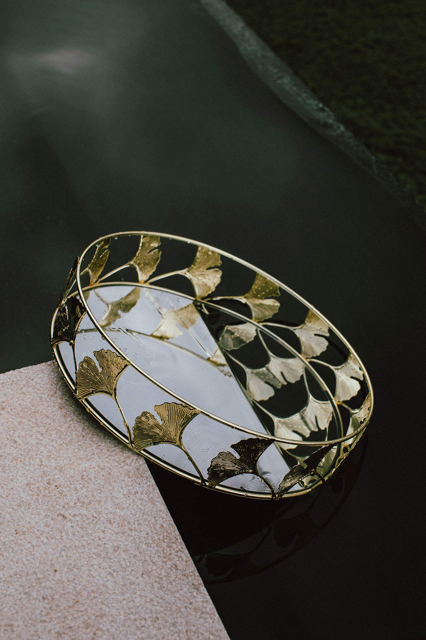 Bandeja de espejo con hojas doradas labradas