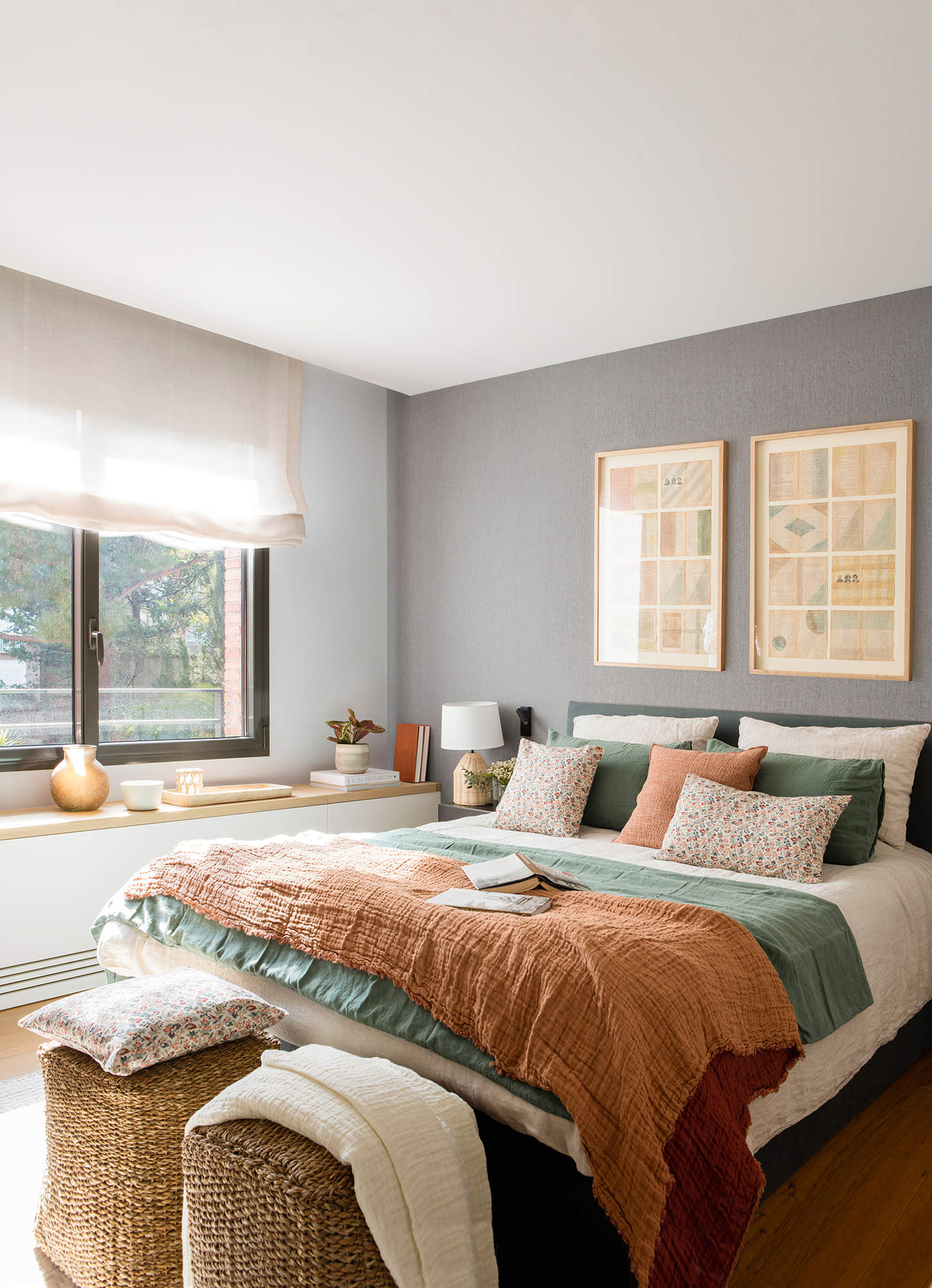 Dormitorio con lámpara de sobremesa y foco de pared.