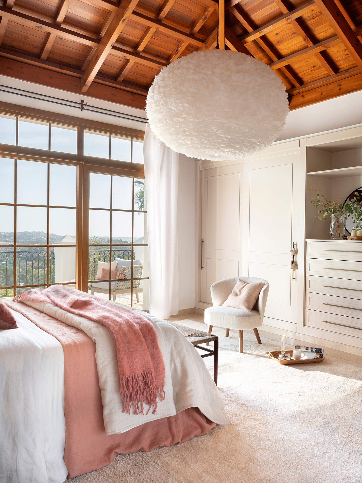 Dormitorio con ventanal y techo de madera.