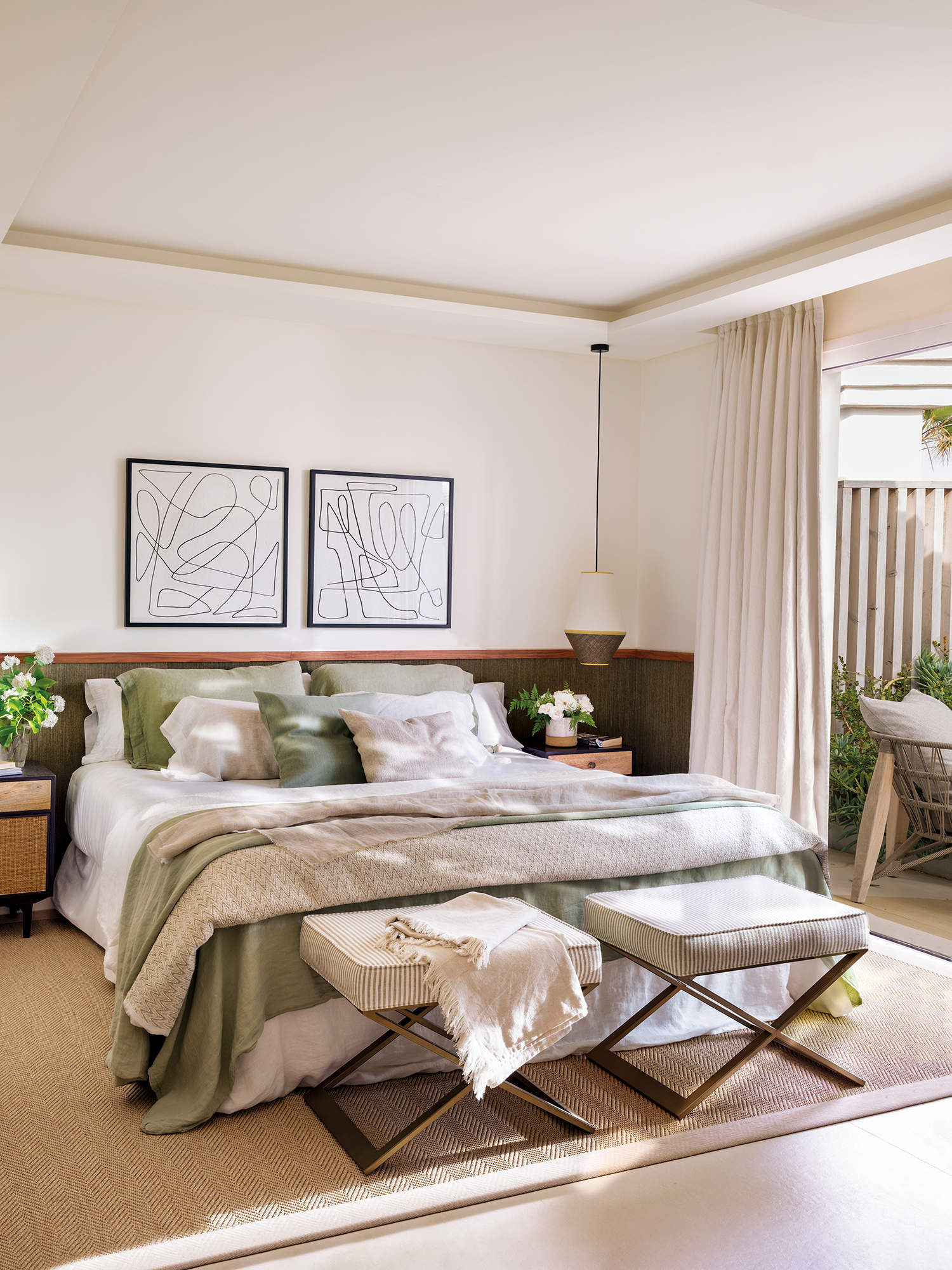 Dormitorio elegante decorado en tonos verdes.