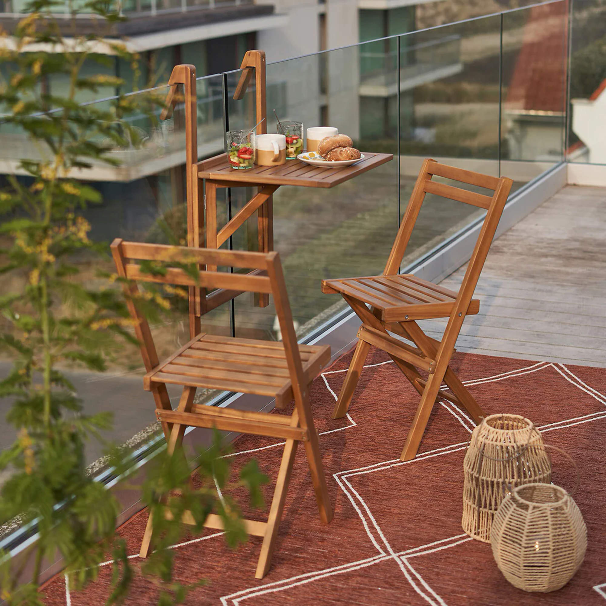 Mesa y sillas plegables de La Redoute para terraza.
