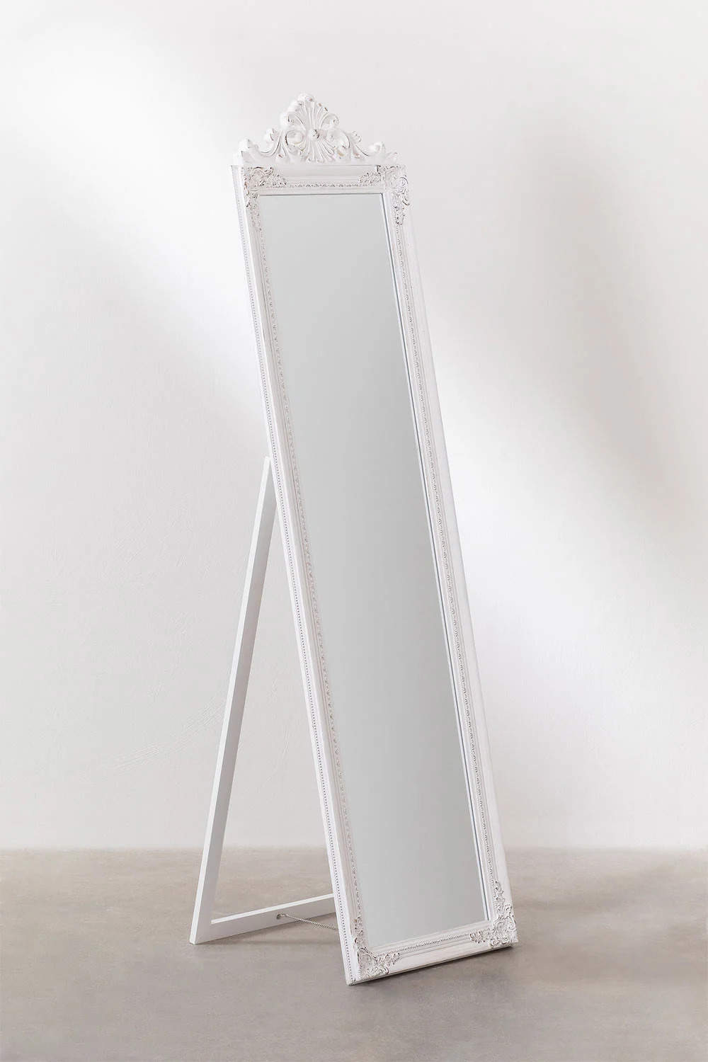 Espejo blanco con marco de madera tallado