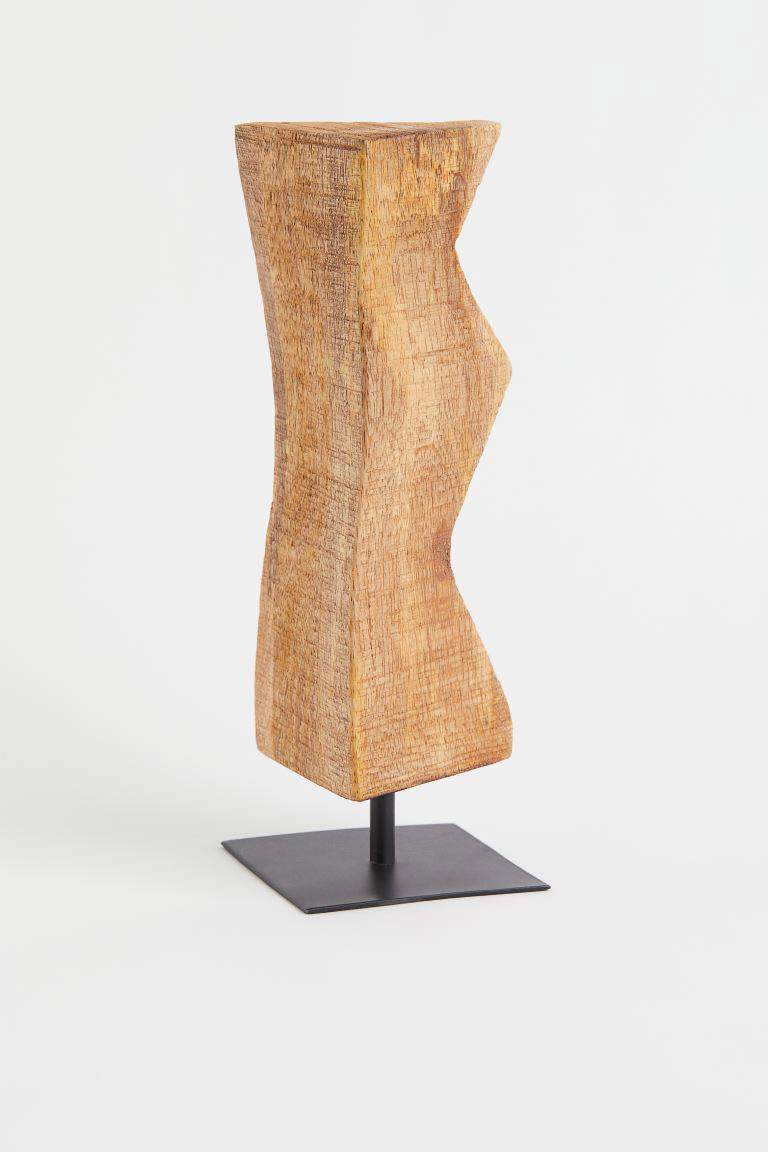 Escultura en madera de mango con pie de metal